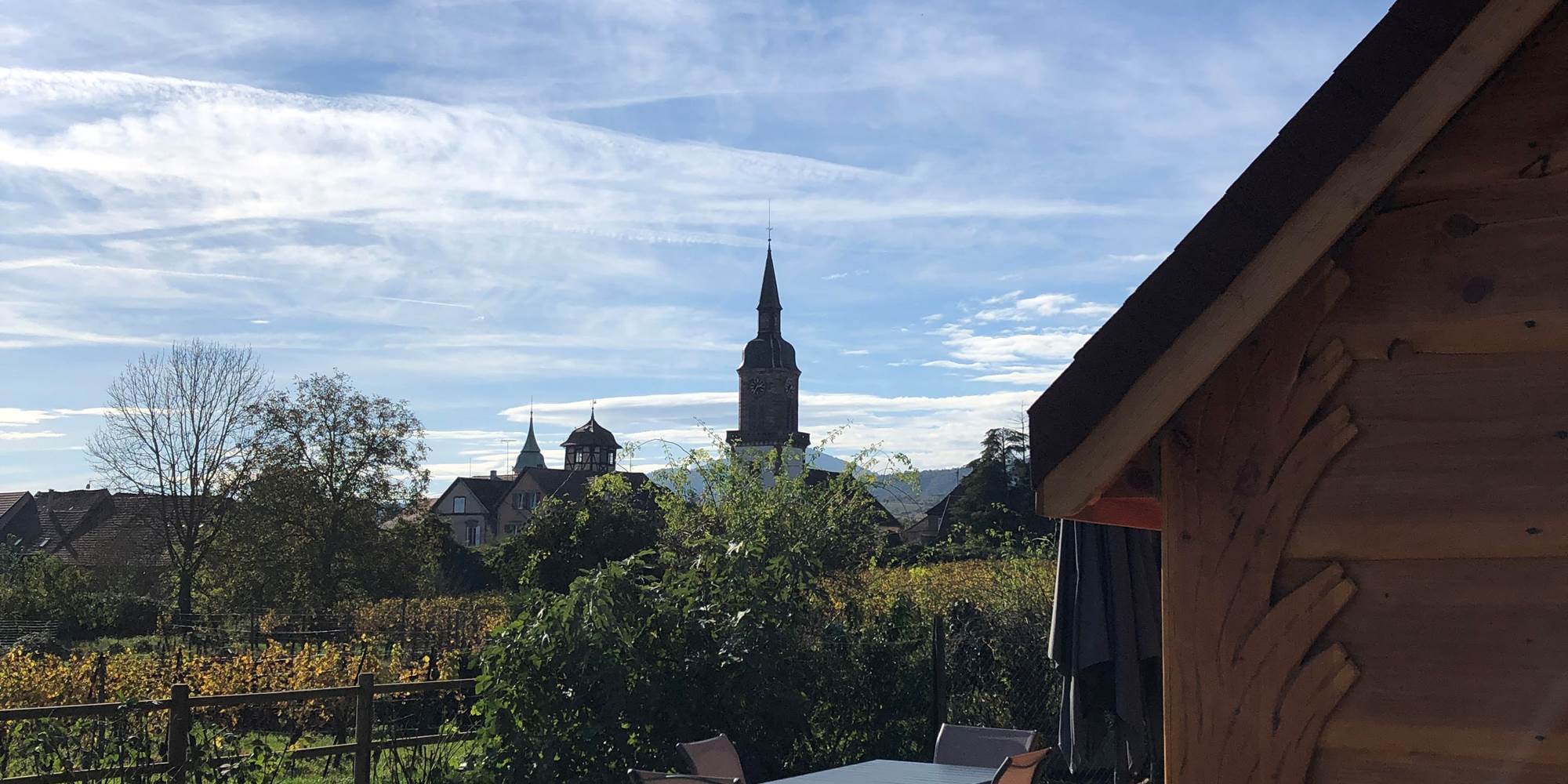 terrasse privative avec vue sur les vignes montagnes et village authentique