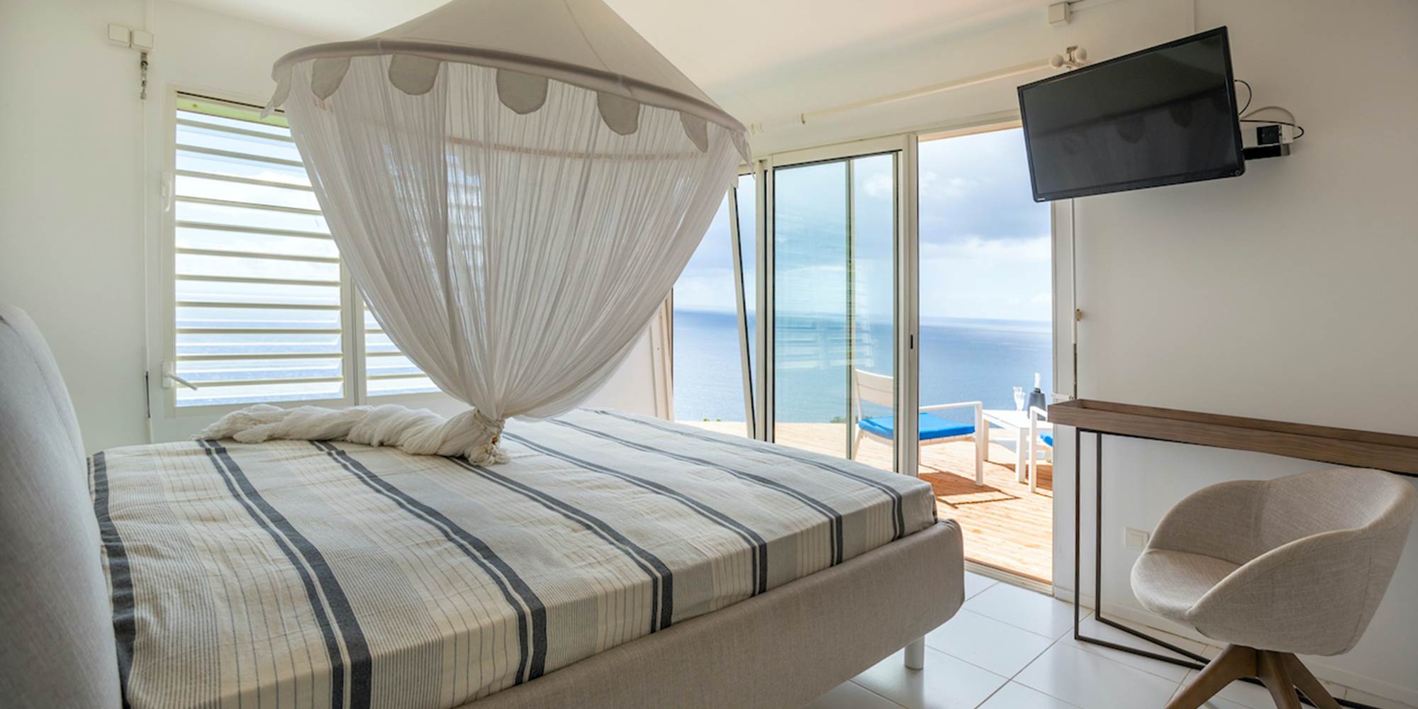 Suite parentale climatisée avec lit 200 x 200 et salle de bain attenante