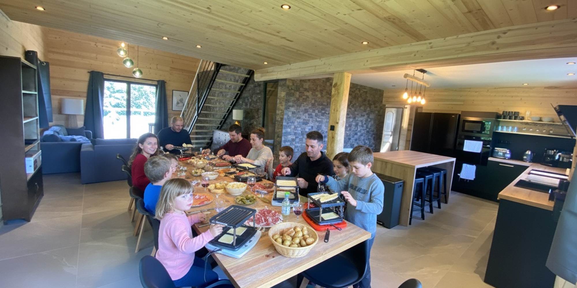 Séjour avec une Grande table familiale