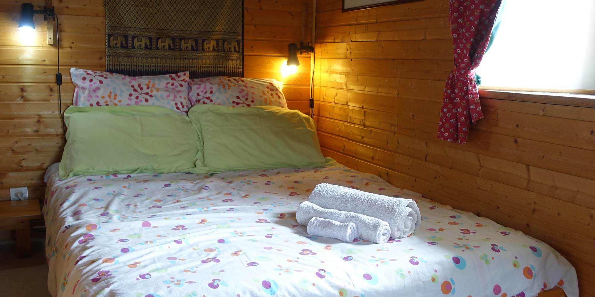 Chambre au 1er étage donnant sur le balcon.