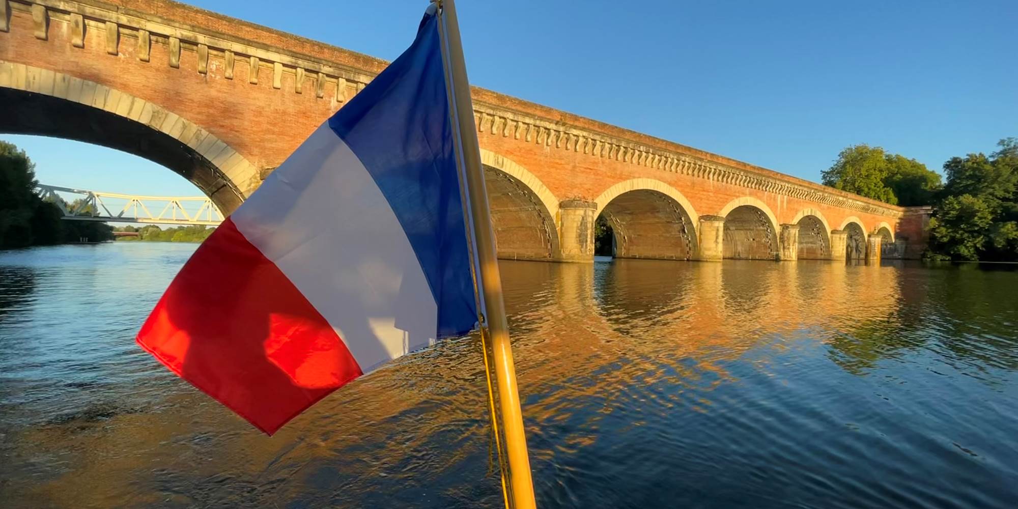 Le Pont Canal du Cacor enjambe le Tarn de ses 15 arches à Moissac