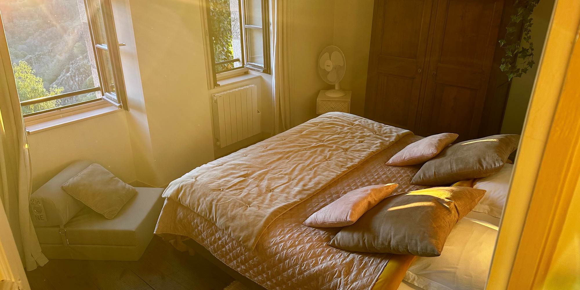 Gîte-Maison : Chambre romantique avec vue sur les montagnes et la vallée des cascades. Plein ouest. Lit King-size 180x200 cm, literie premium. Chaud et douillet en hiver, frais en été.