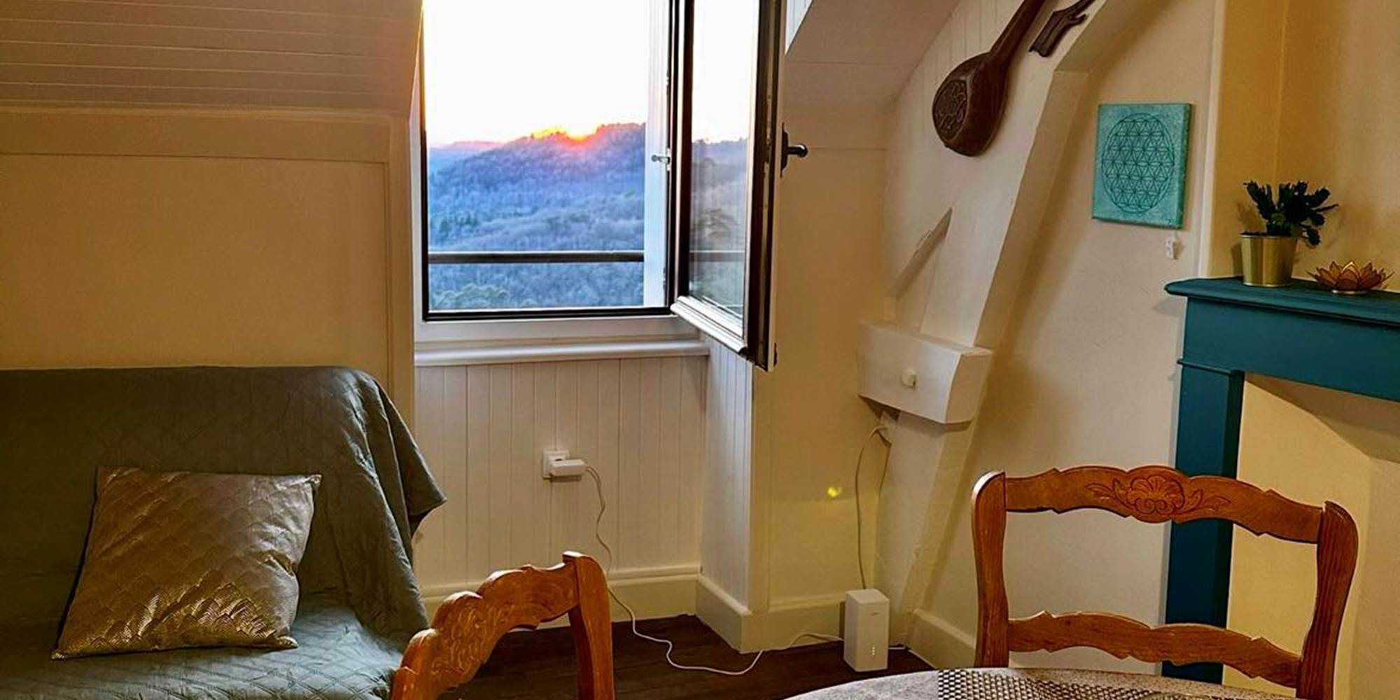 Salon et Salle à manger. Vue sur la Vallée des Cascades, plein Ouest : Coucher de Soleil toute l'année.