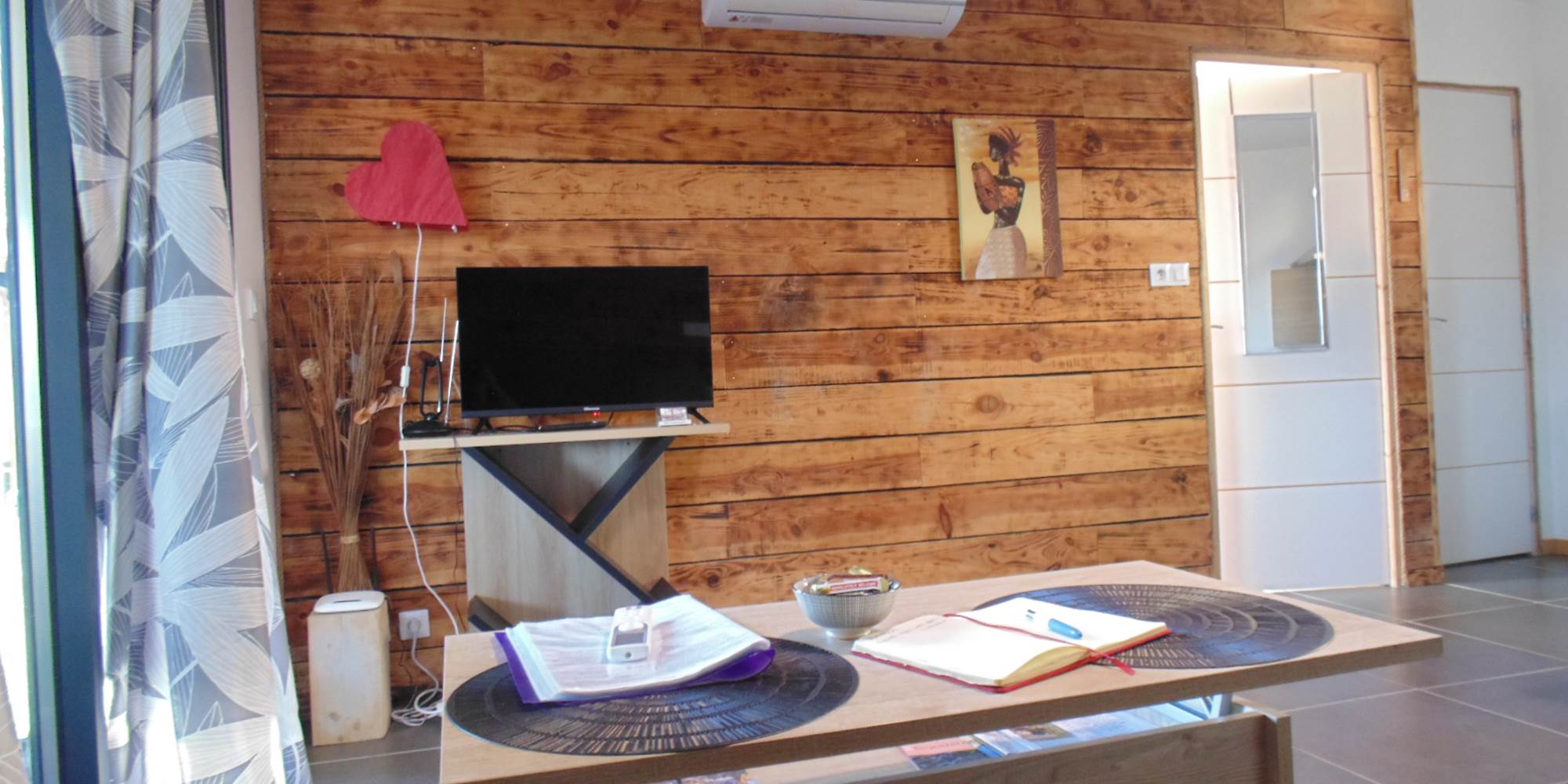 Salon avec TV connectée