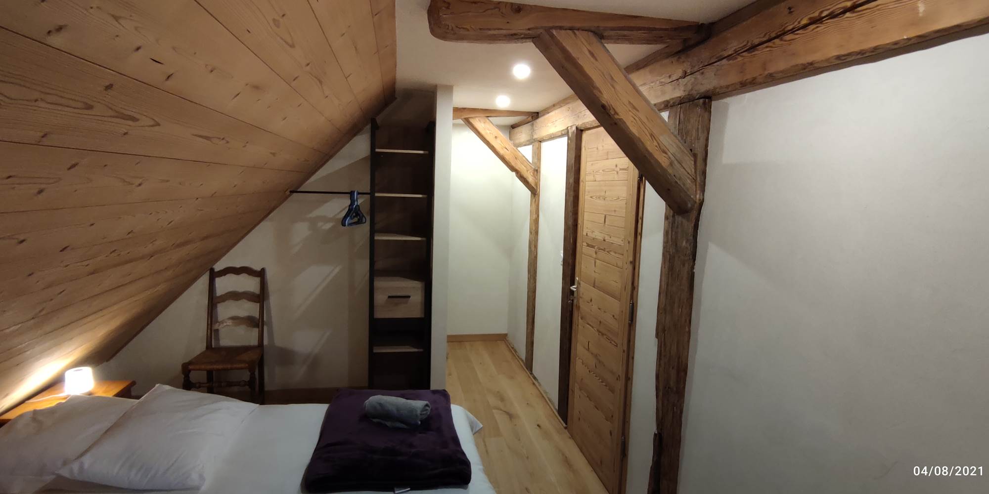 Chambre intime Serpolet - Configuration, tête de lit contre la sous-pente