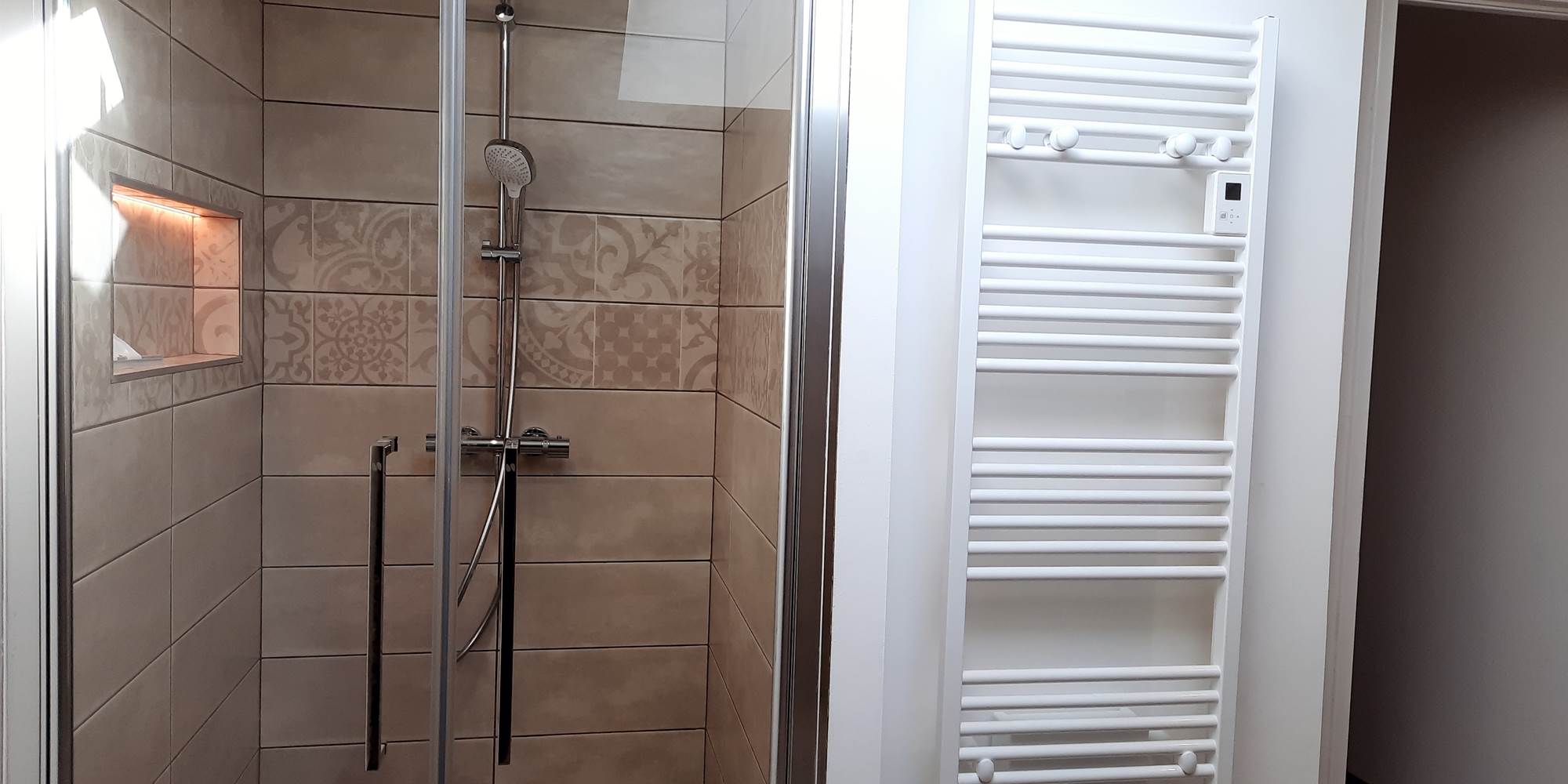 Une grande douche à l'italienne et sa niche éclairée.
