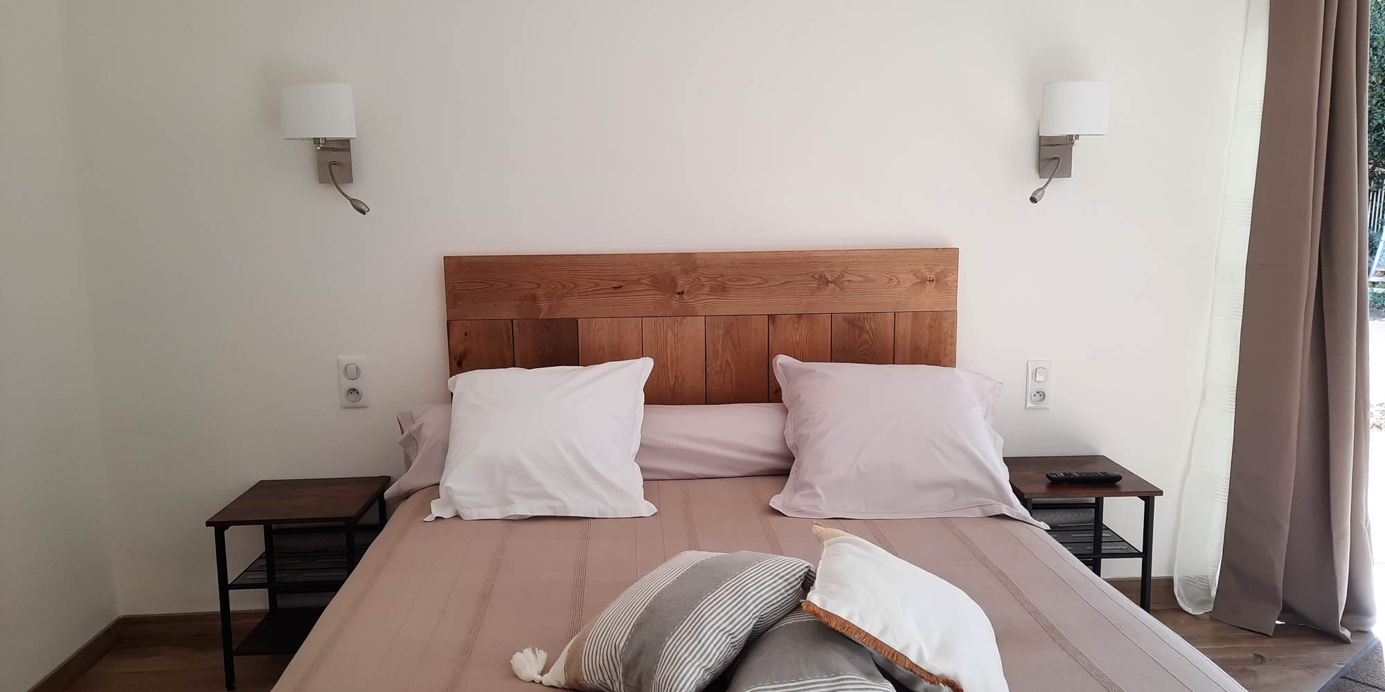 Un lit King Size et ses liseuses.