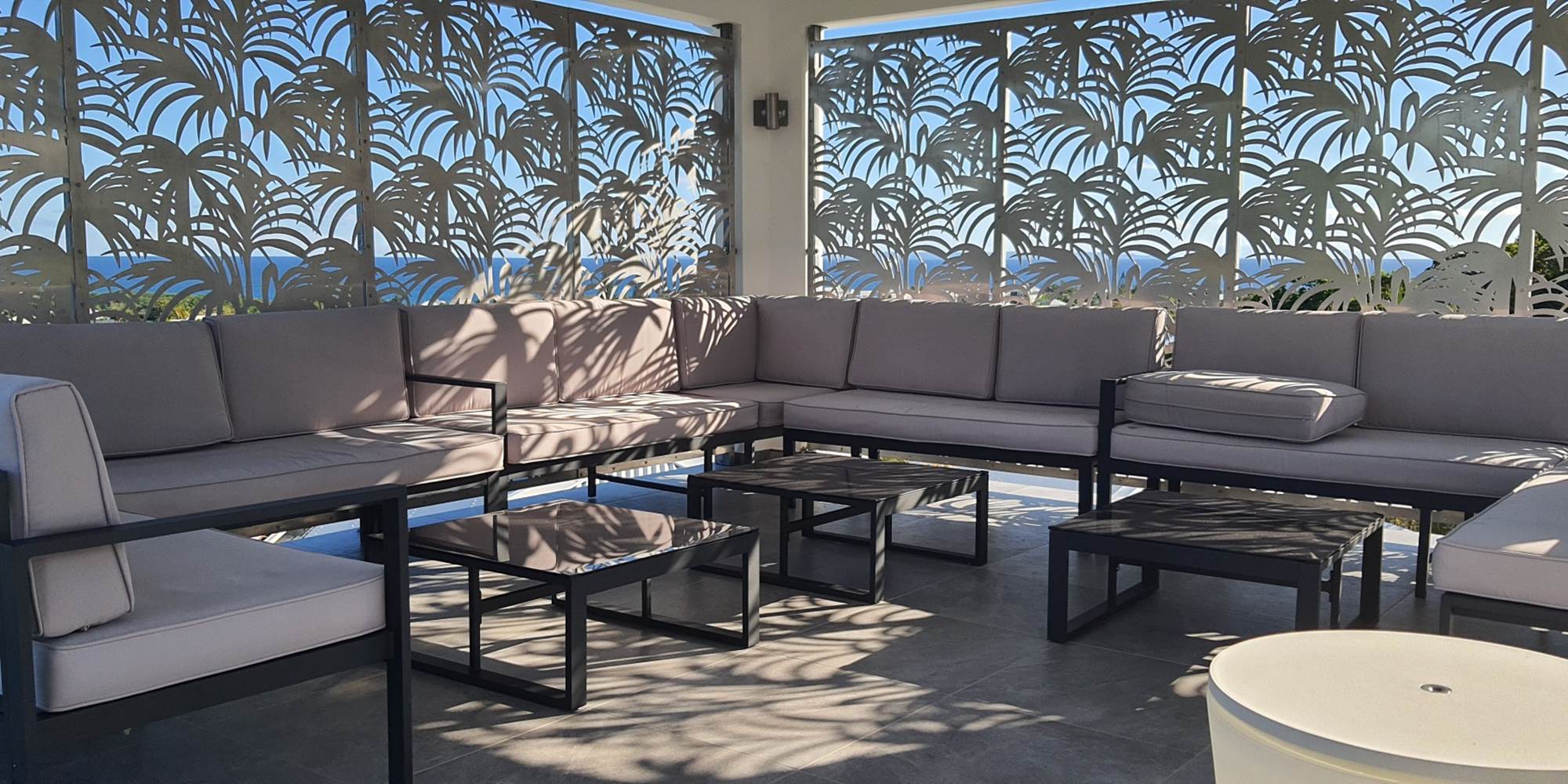 Le carbet avec coin salon de jardin