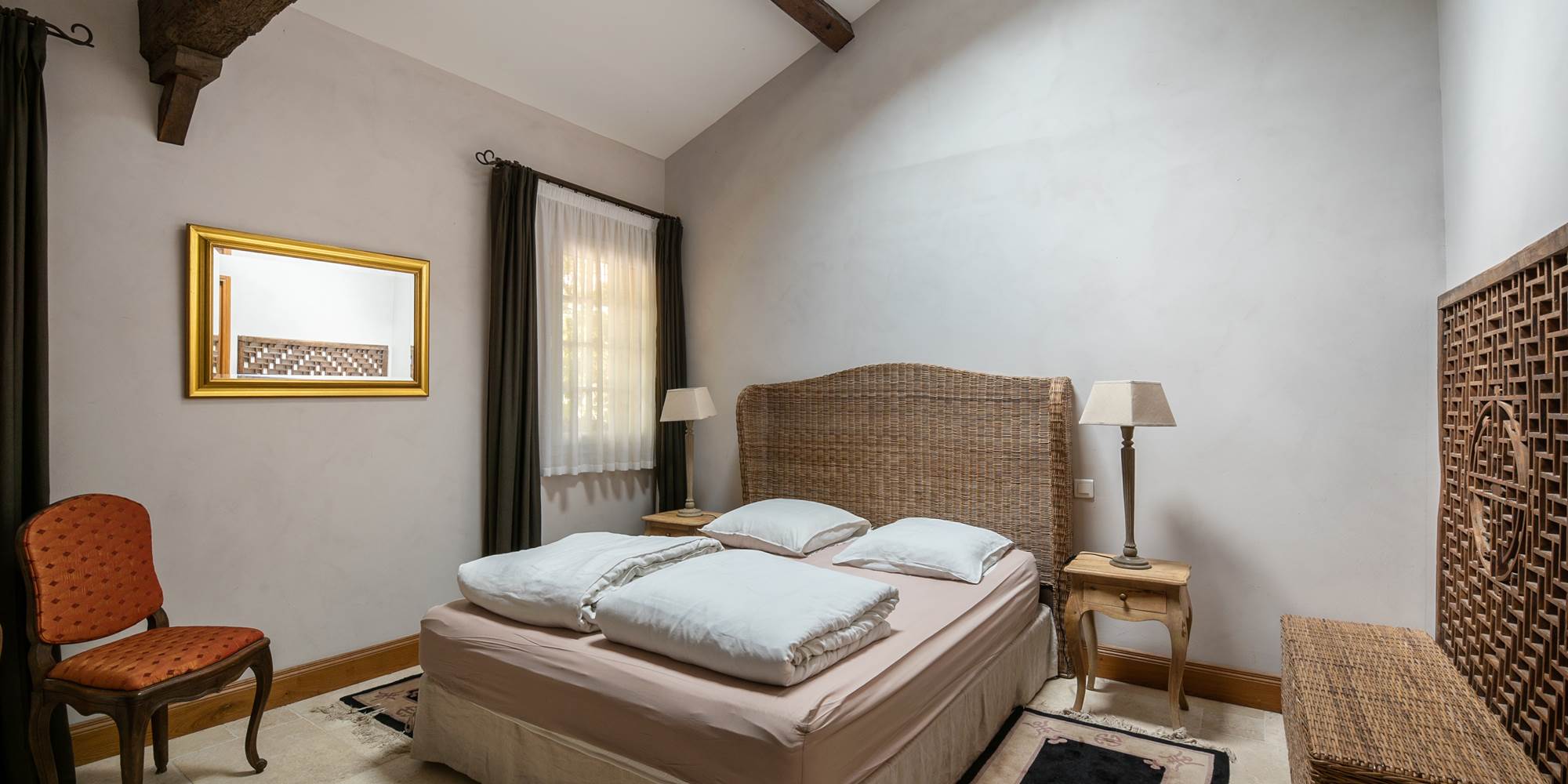 Chambre lit double, rez de chaussée, tourisme et handicap, salle de bain privative, vue jardin et rivière, vignoble, chambres d'hôtes