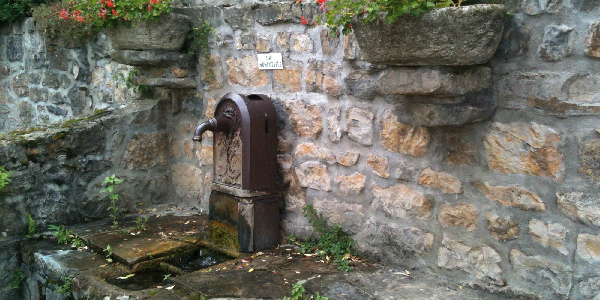 Fontaine dans le village médiéval de Compeyre