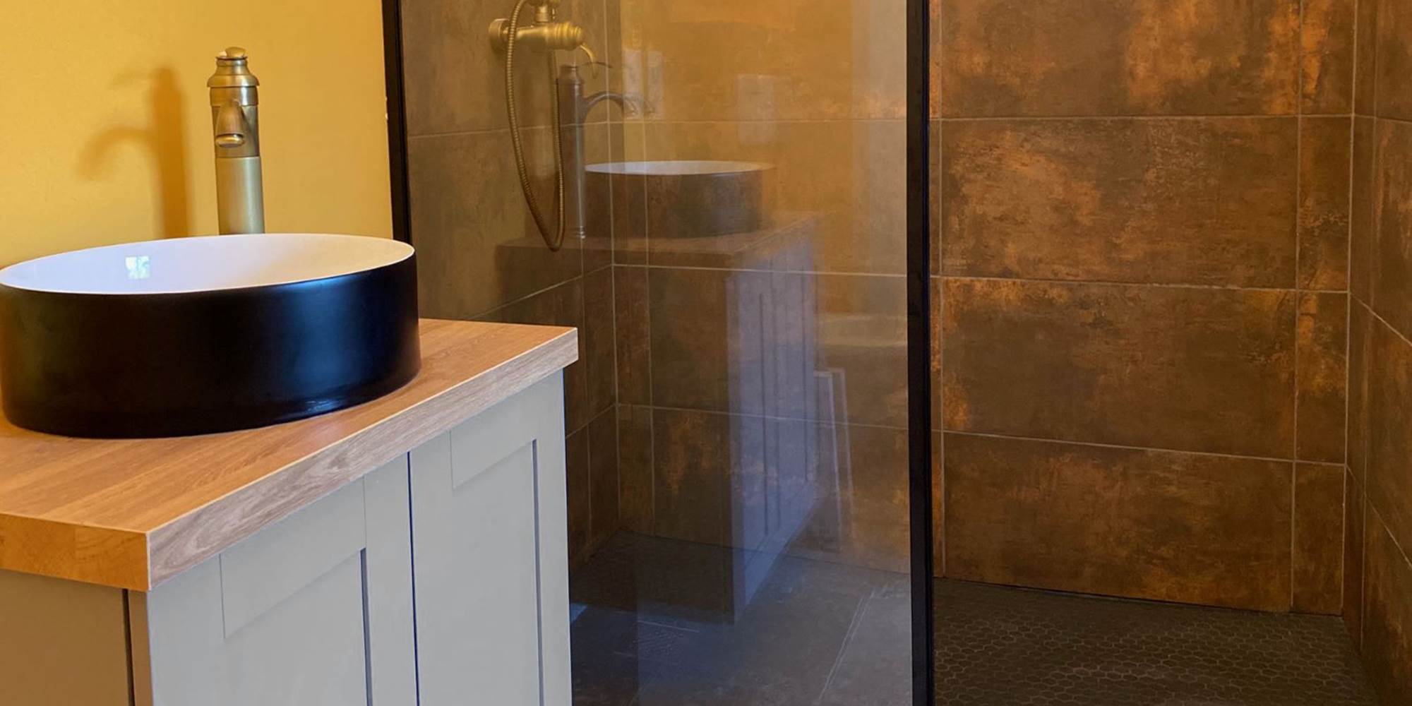 L'AUBERGE DU RANC : salle de bain chambre Rouille