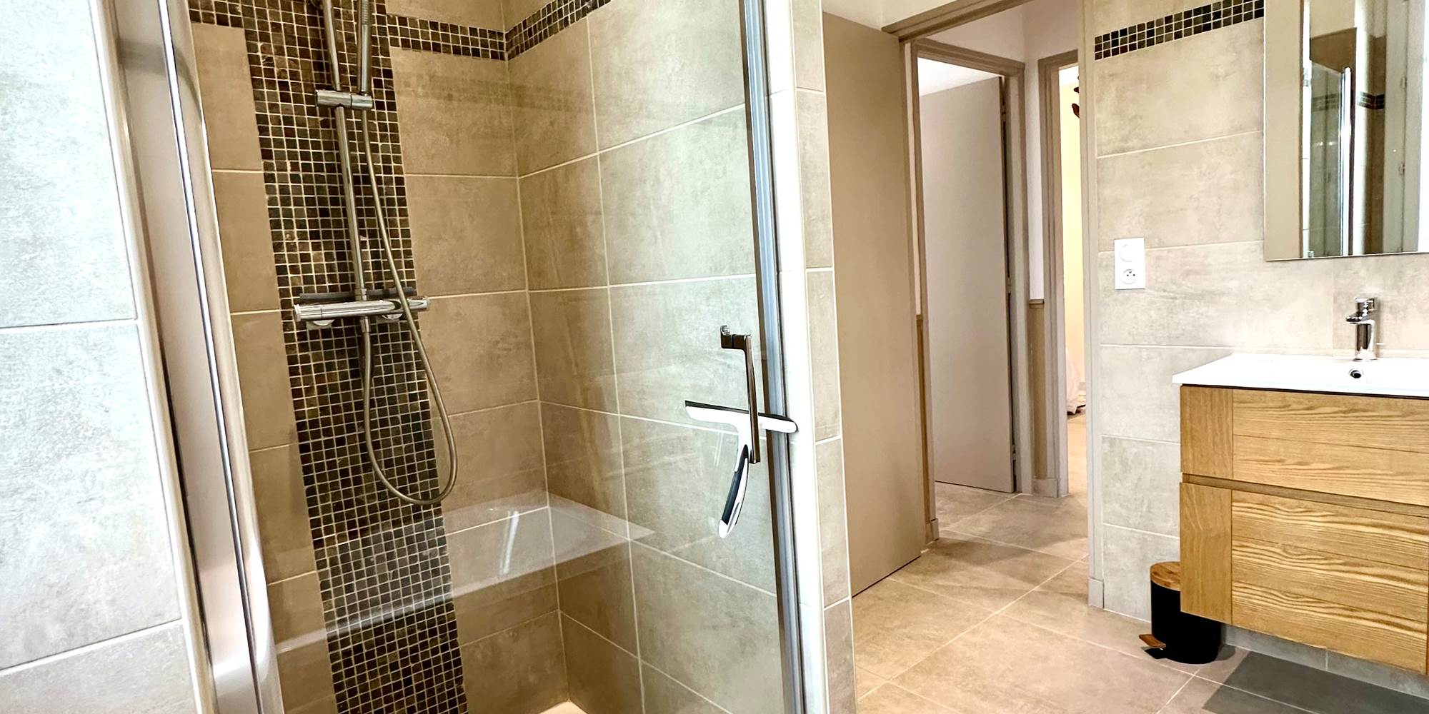 vue salle de bain 2, proche feria arles, feria nimes, location proche arles, louer en provence une villa 12 pers