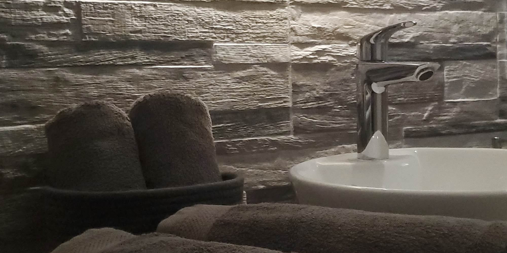 salle-de-bain-confort-douche-peignoirs