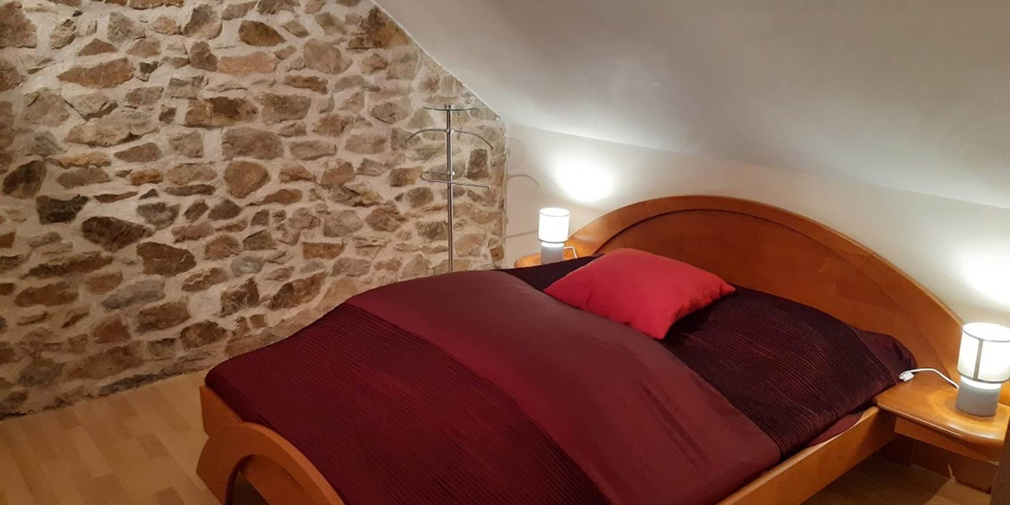 GITE ROSIERS CHAMBRE PUYREGONDE