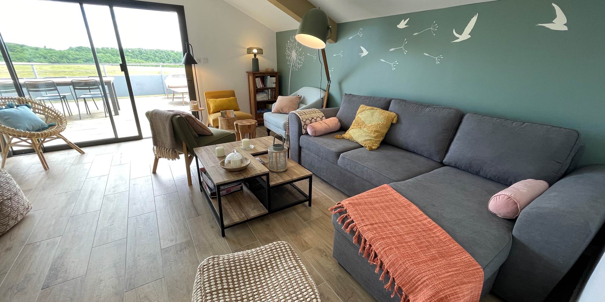 Salon avec canapé lit, petite bibliothèque, jeux de société, télévision