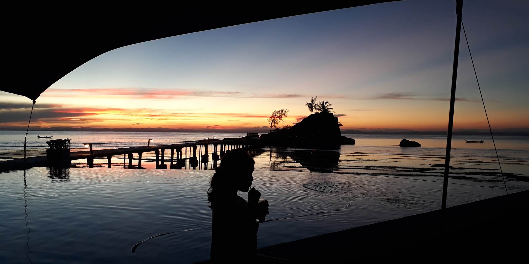 un petit cocktail au coucher du soleil au bord de la piscine?