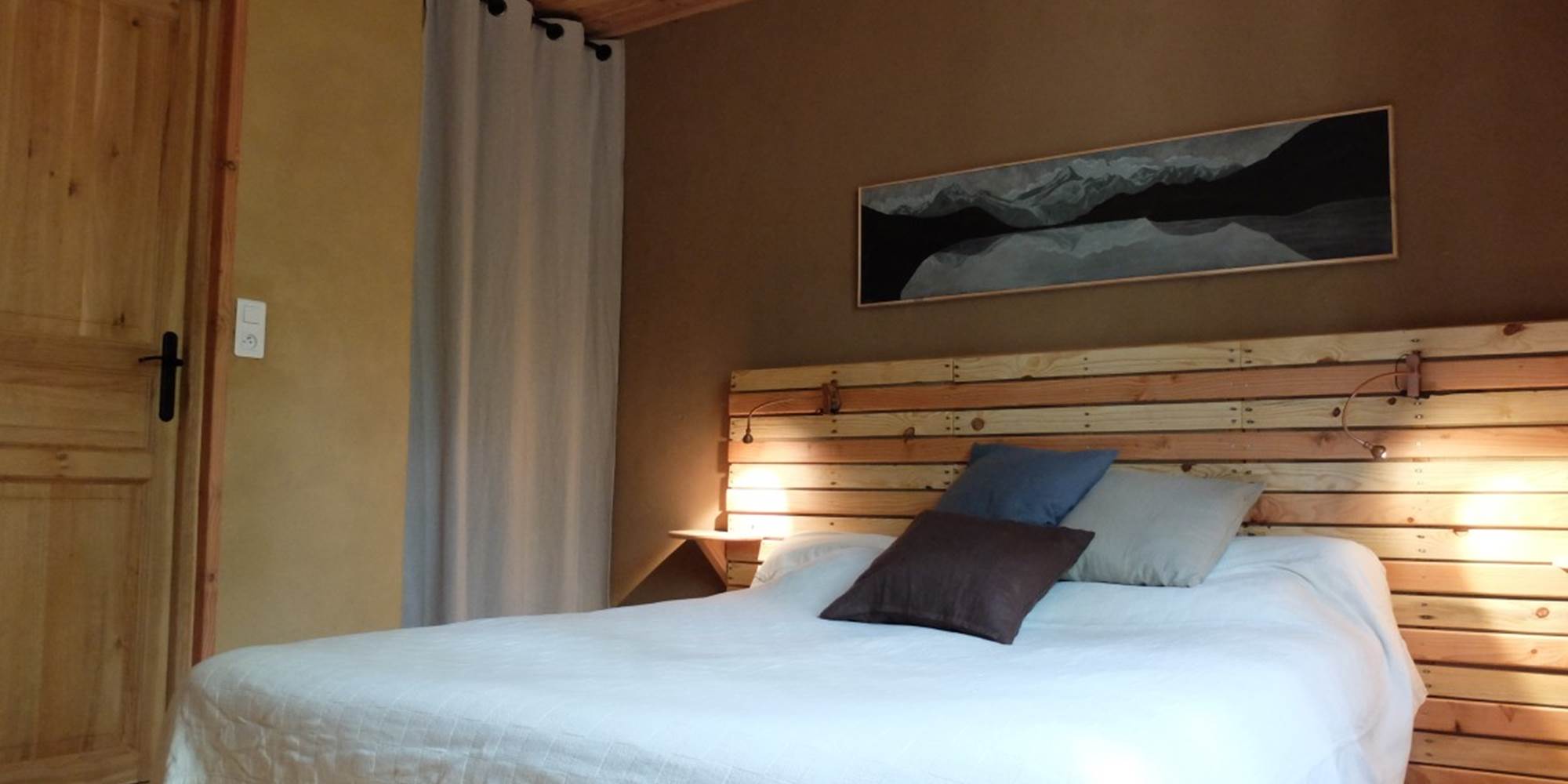 La chambre parent au sud de l'Ecogîte 1000 Pailles