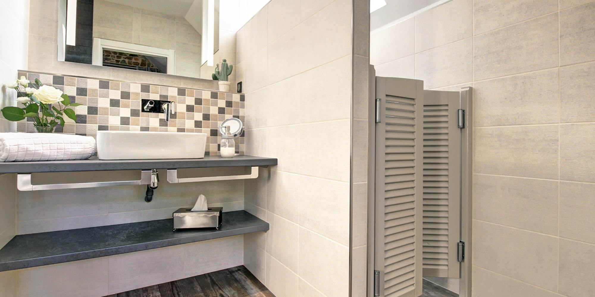 Grande salle de bain douche à l'italienne