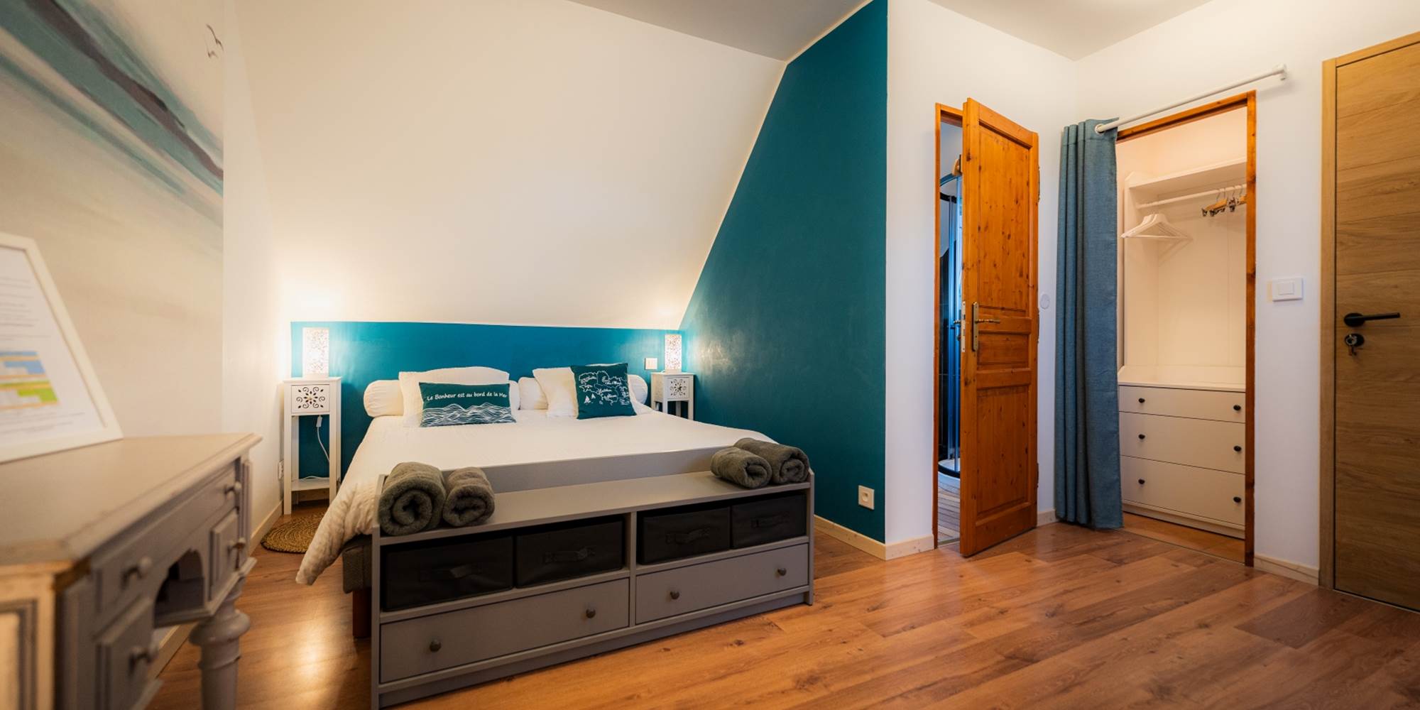 Chambre plage du Loch: le lit, le dressing et la salle de bain