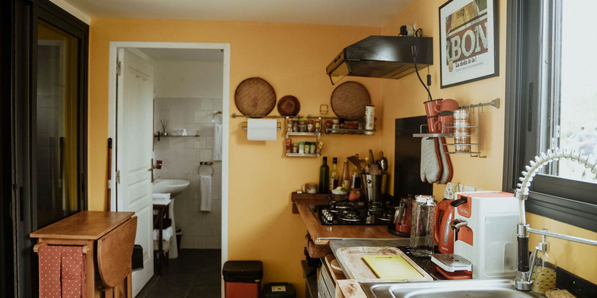 La cuisine, le coin gazinière et accés à la salle de bain