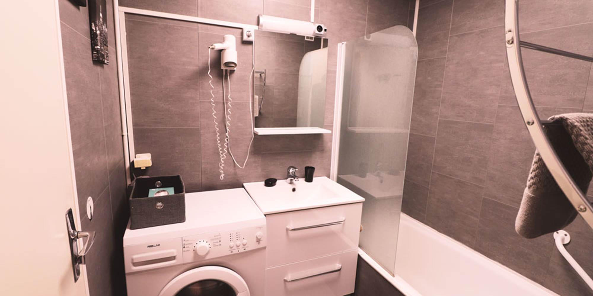 Hébergements-Ladeuille-Amélie-salle-de-bain