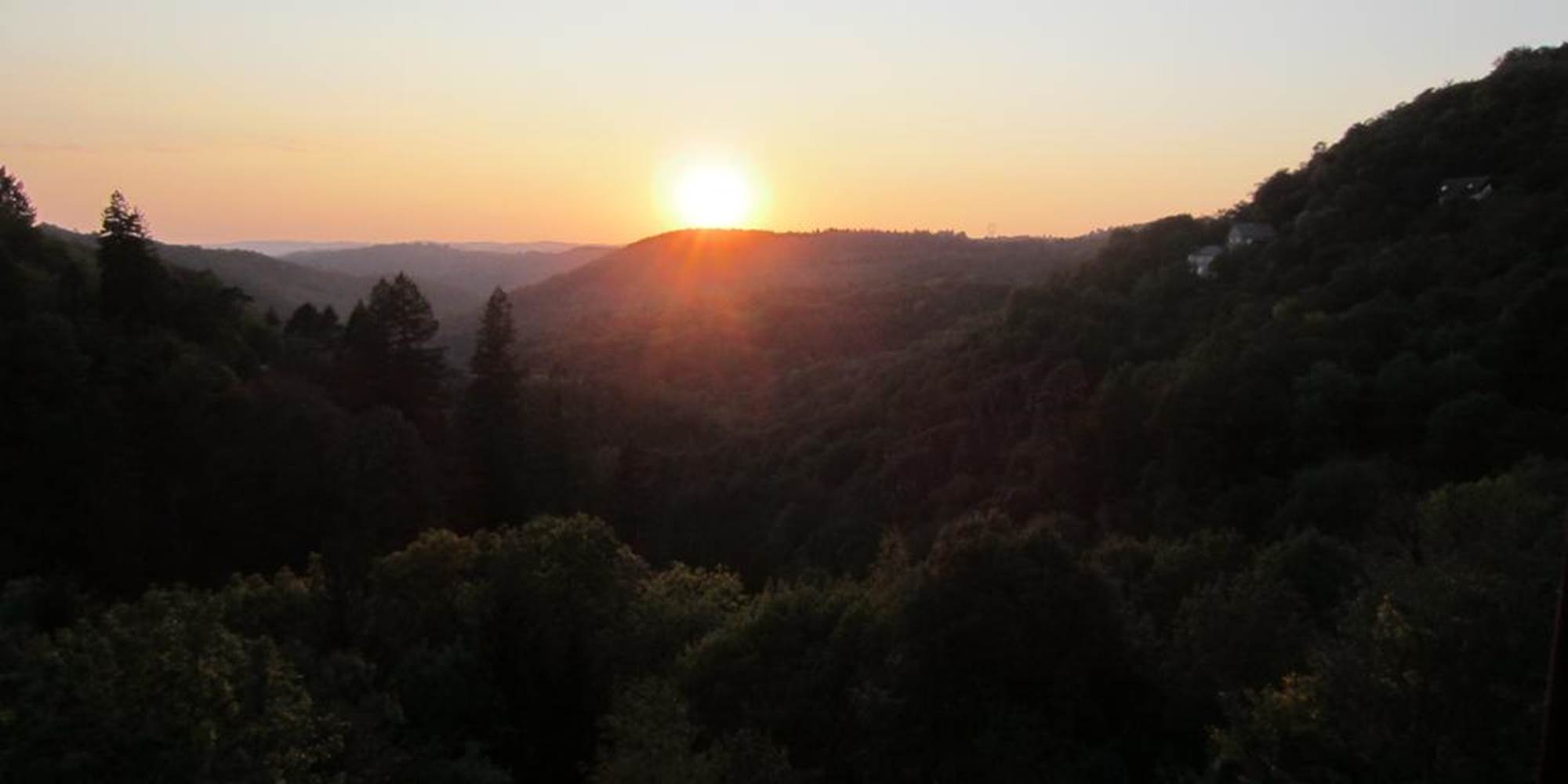 Gîtes "Le Chant des Sources" : Vue sur les Montagnes et la Vallée des Cascades plein Ouest.