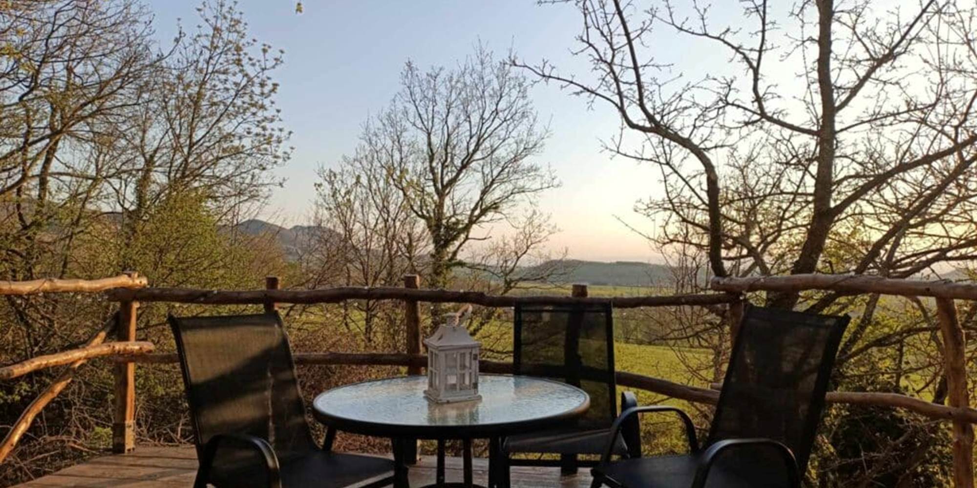 Terrasse orientée vers la plaine et la vallée du Rhône.