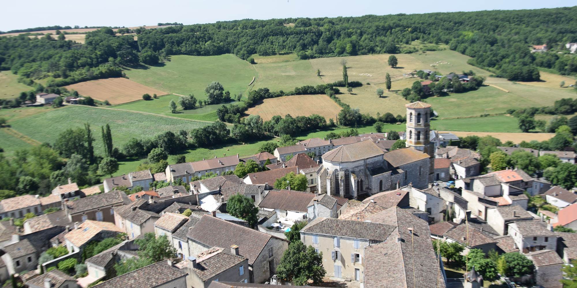Vue d'un des plus beaux villages de France dans le Lot : Montcuq