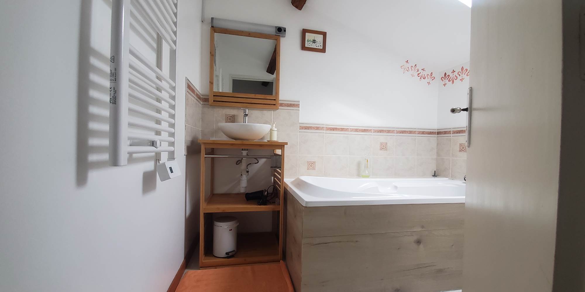 Gîte La Marteille - Salle de bain avec baignoire et WC étage