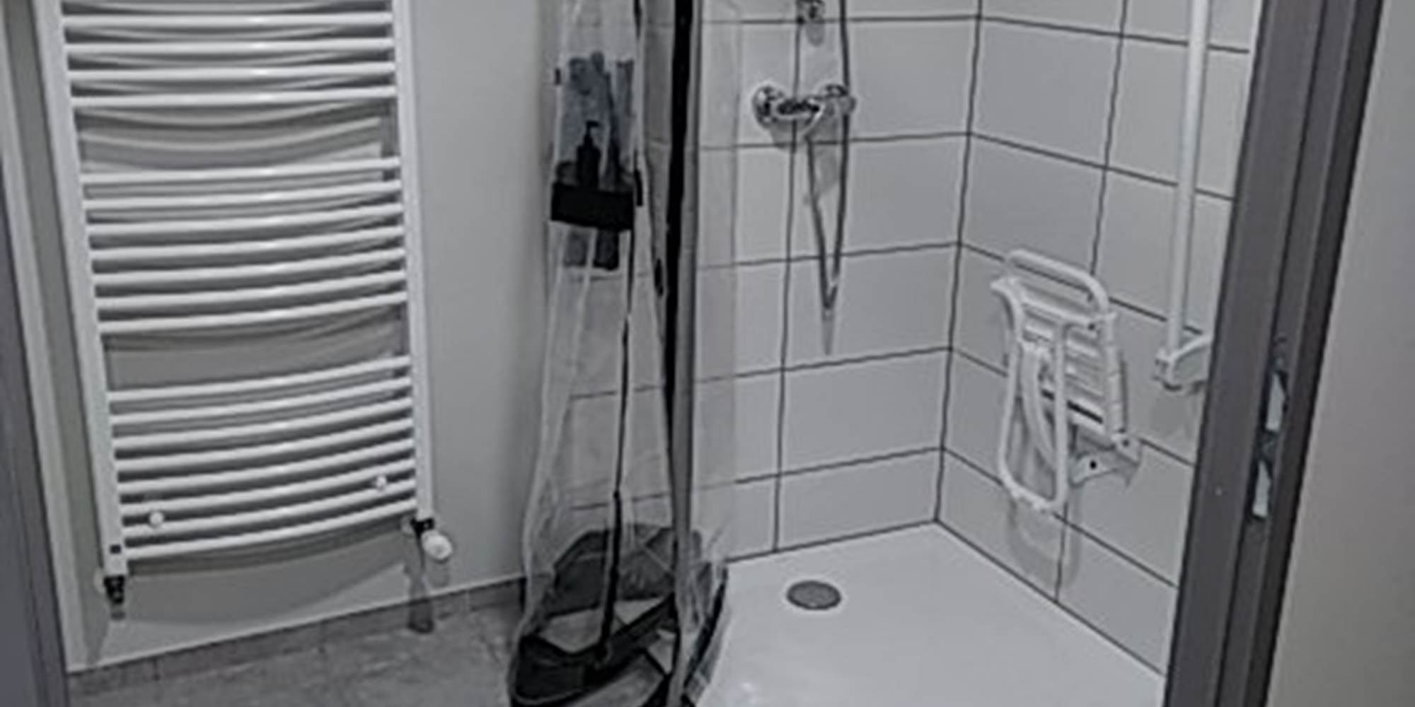 chambre PMR douche