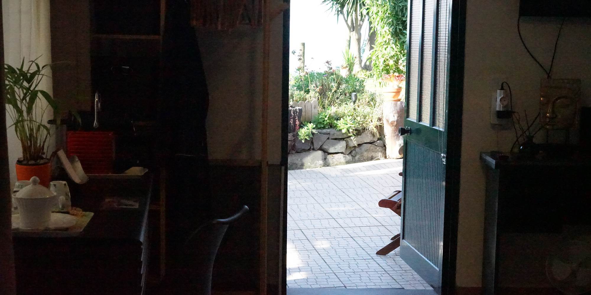 Vue sur le jardin depuis le lit de la chambre.