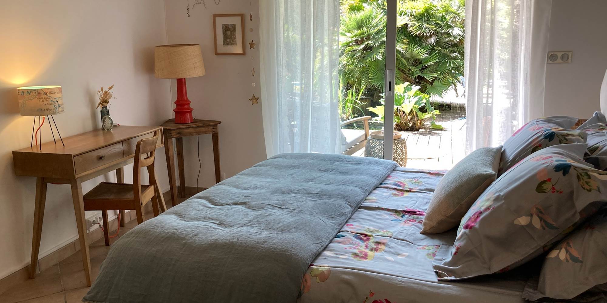 Vue sur la terrasse et le jardin