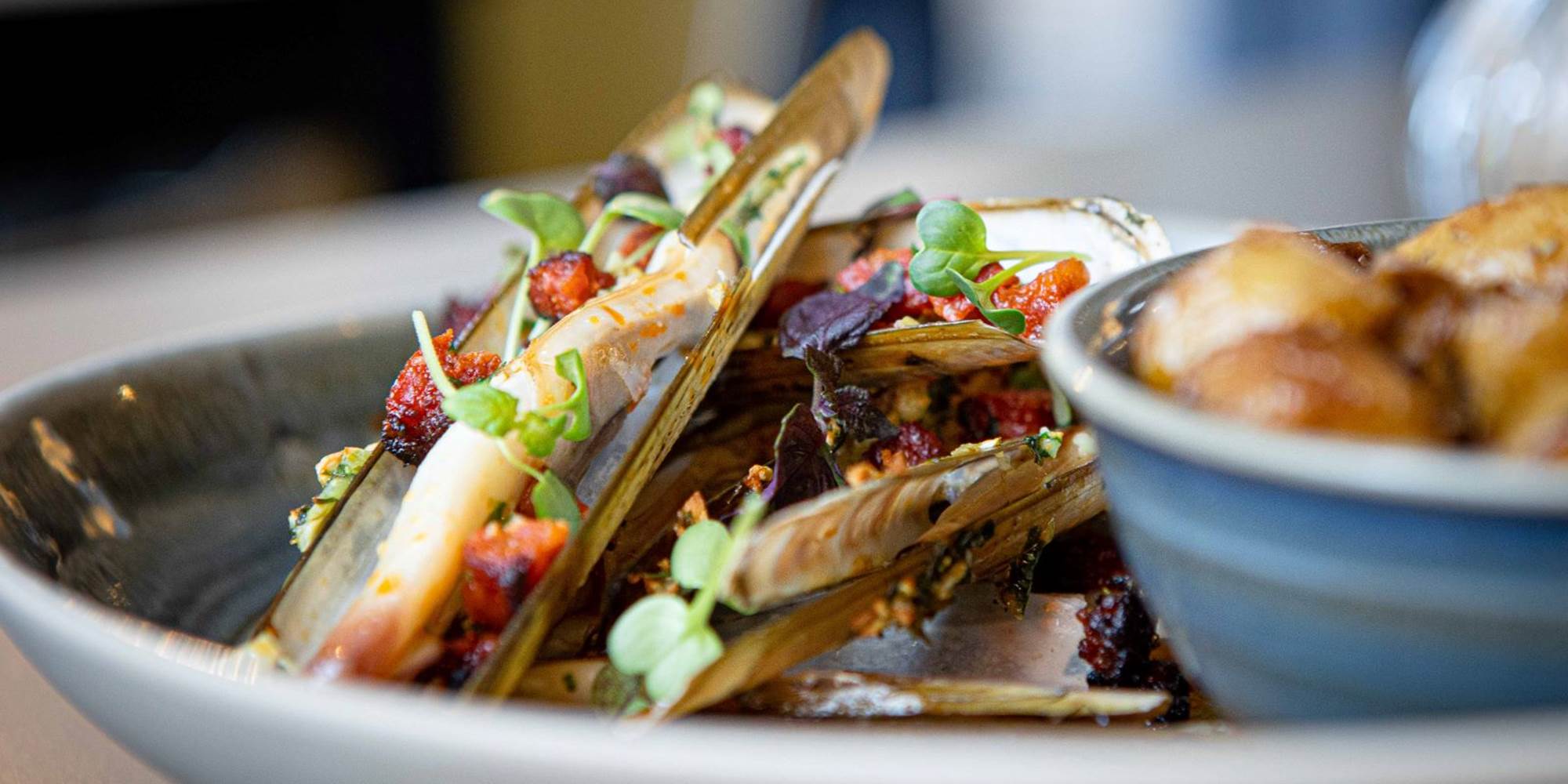 Poêlée de couteaux en persillade et chorizo