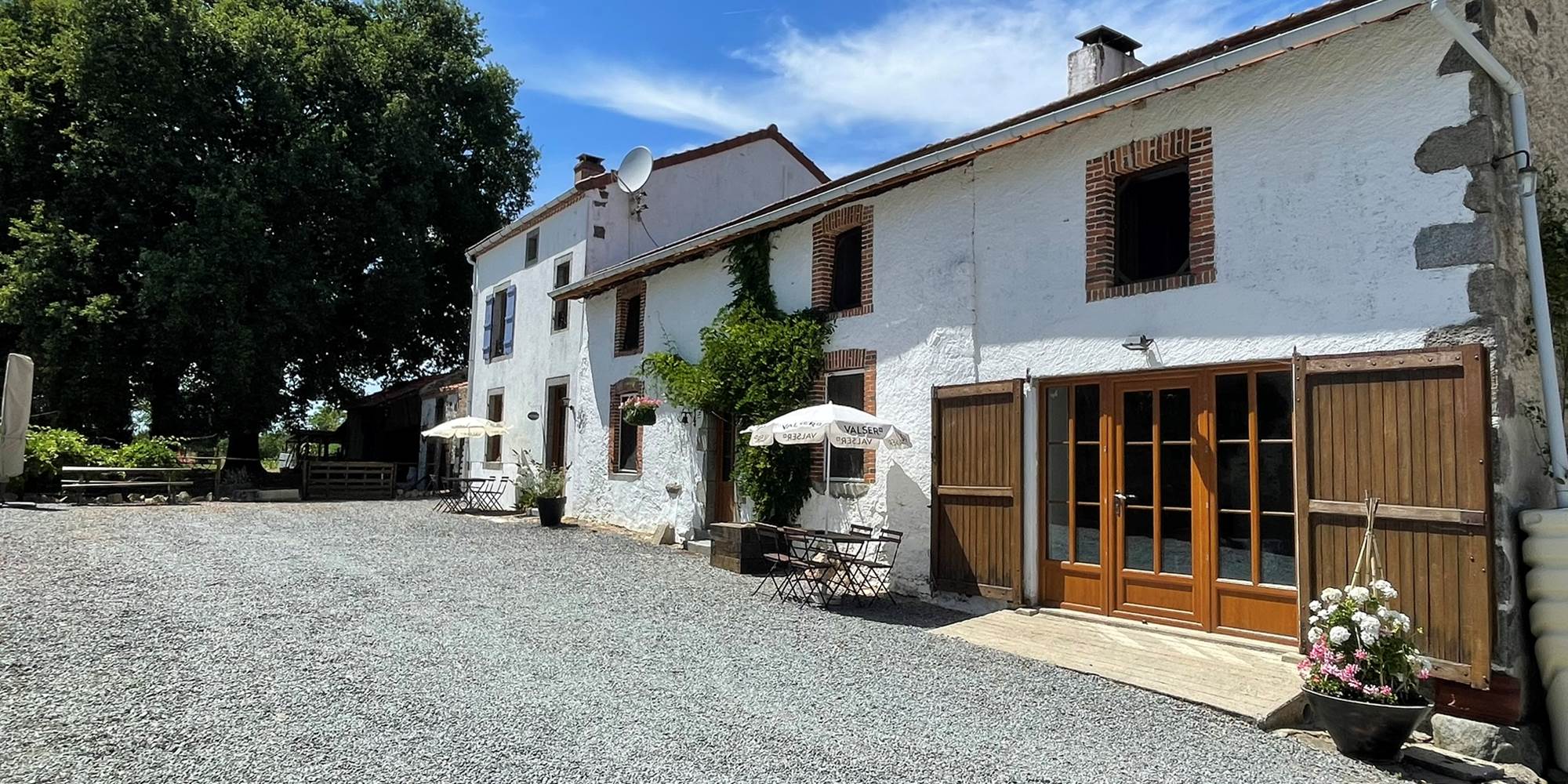 Photo de la façade sud - Chambres d'hôtes La Grange Richard à Dinsac