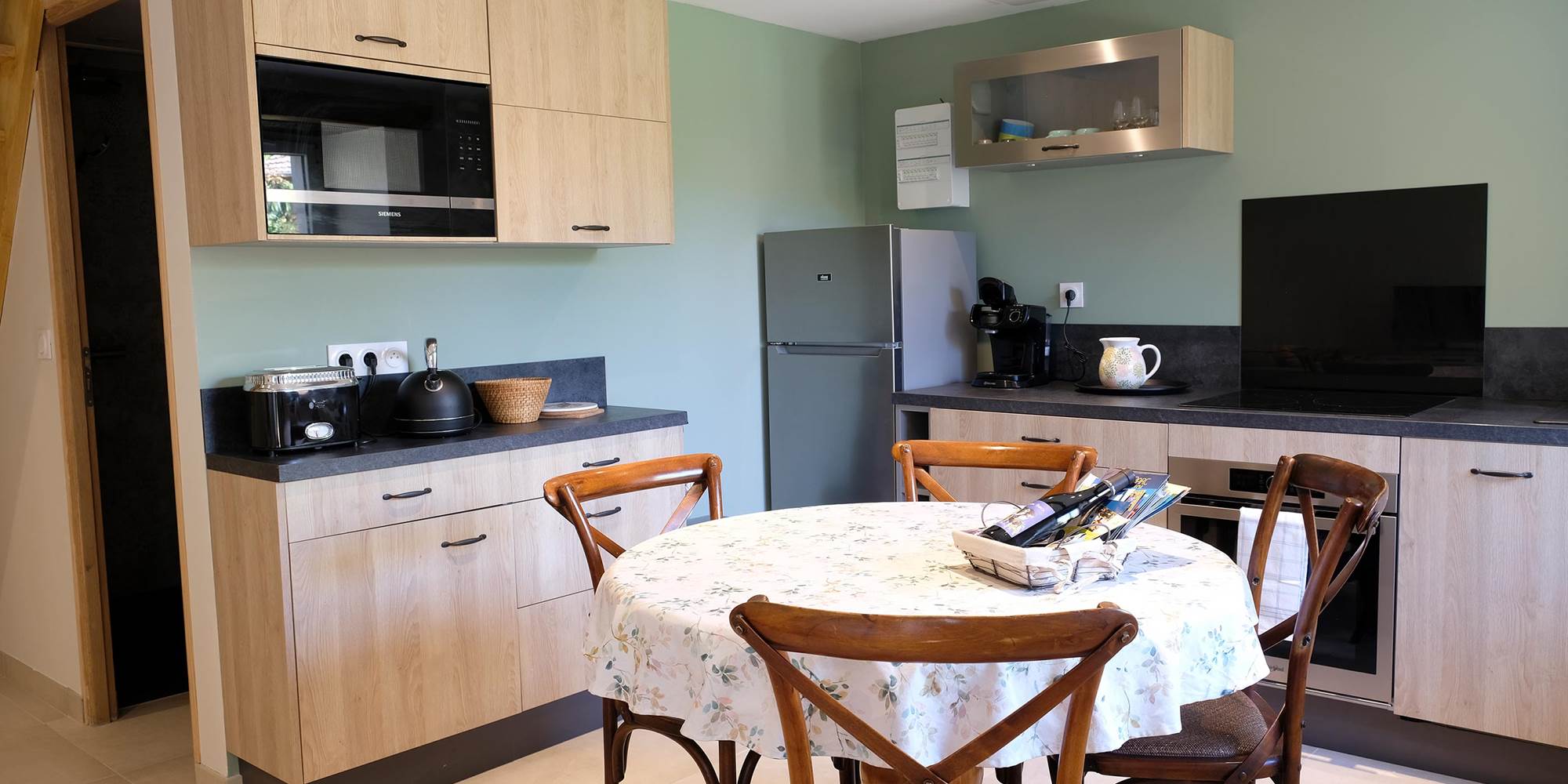 Cuisine équipée du gîte en Touraine, alliant charme ancien et confort moderne pour vos repas en famille