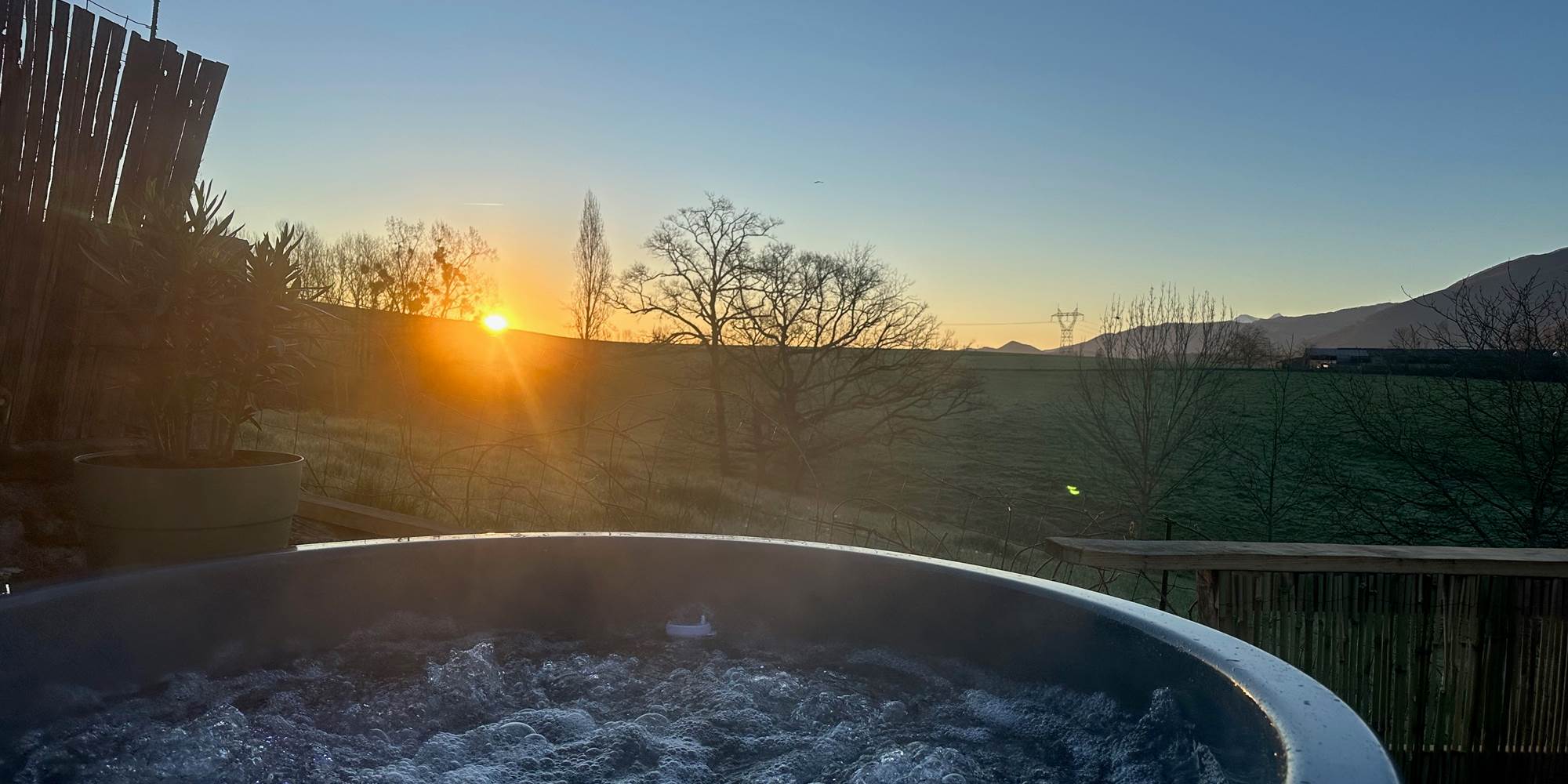 Profitez de la chaleur du bain nordique pour observer le lever du soleil