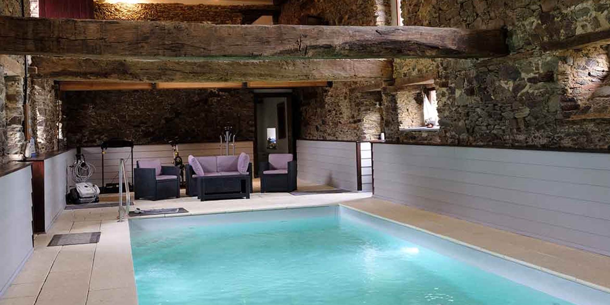 Espace détente au bord de la piscine