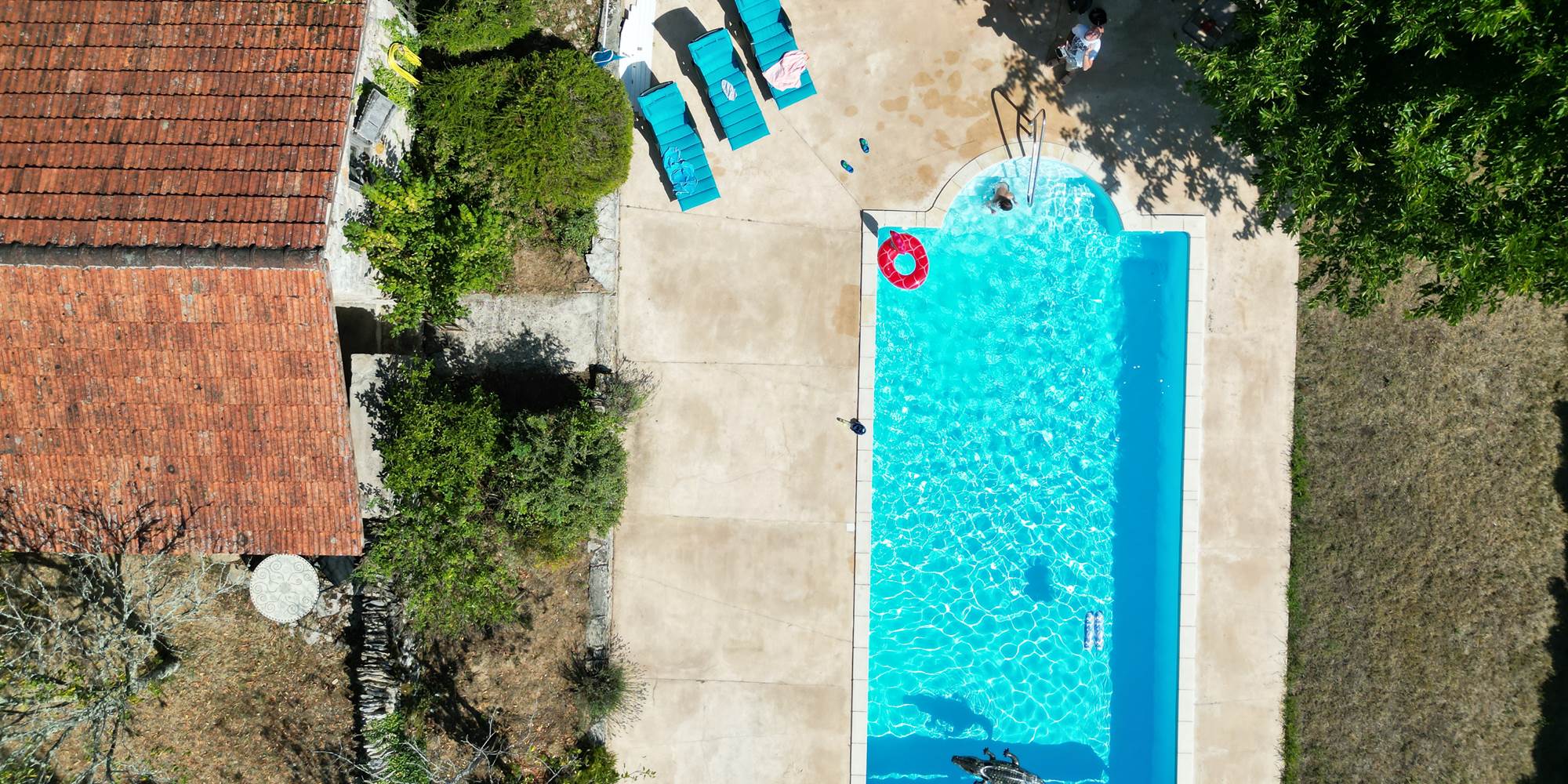 Vue aérienne de la piscine et de la pergola