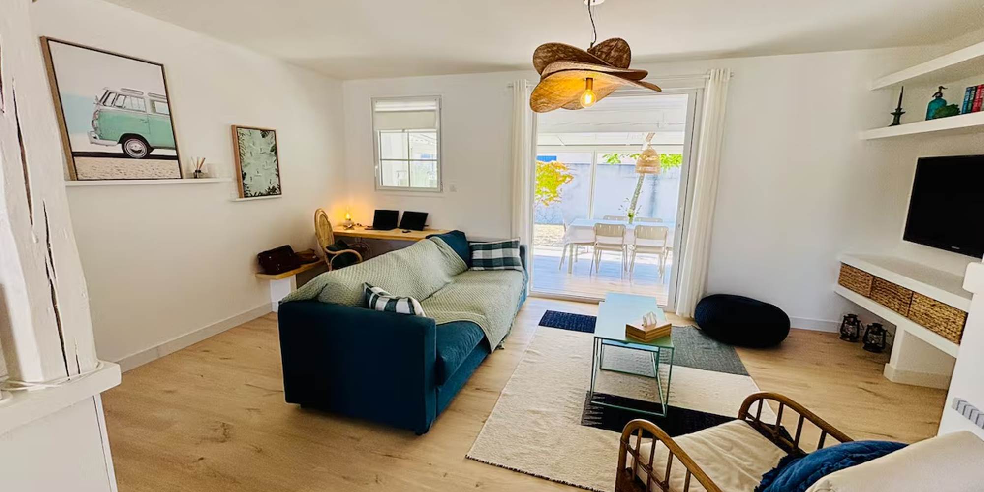 Maison Tantôt - salon, tv, canapé, bureau