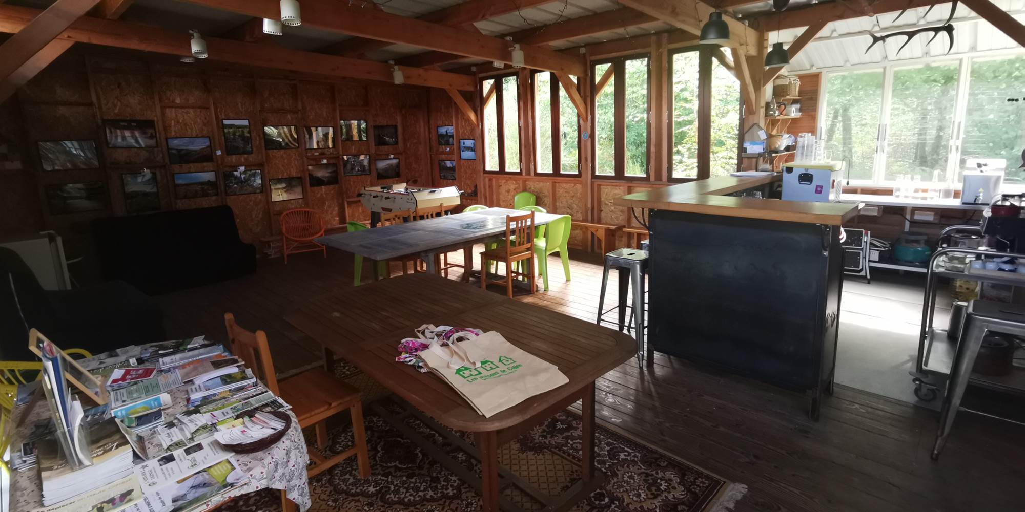 La grande salle et le bar pour de multiples usages