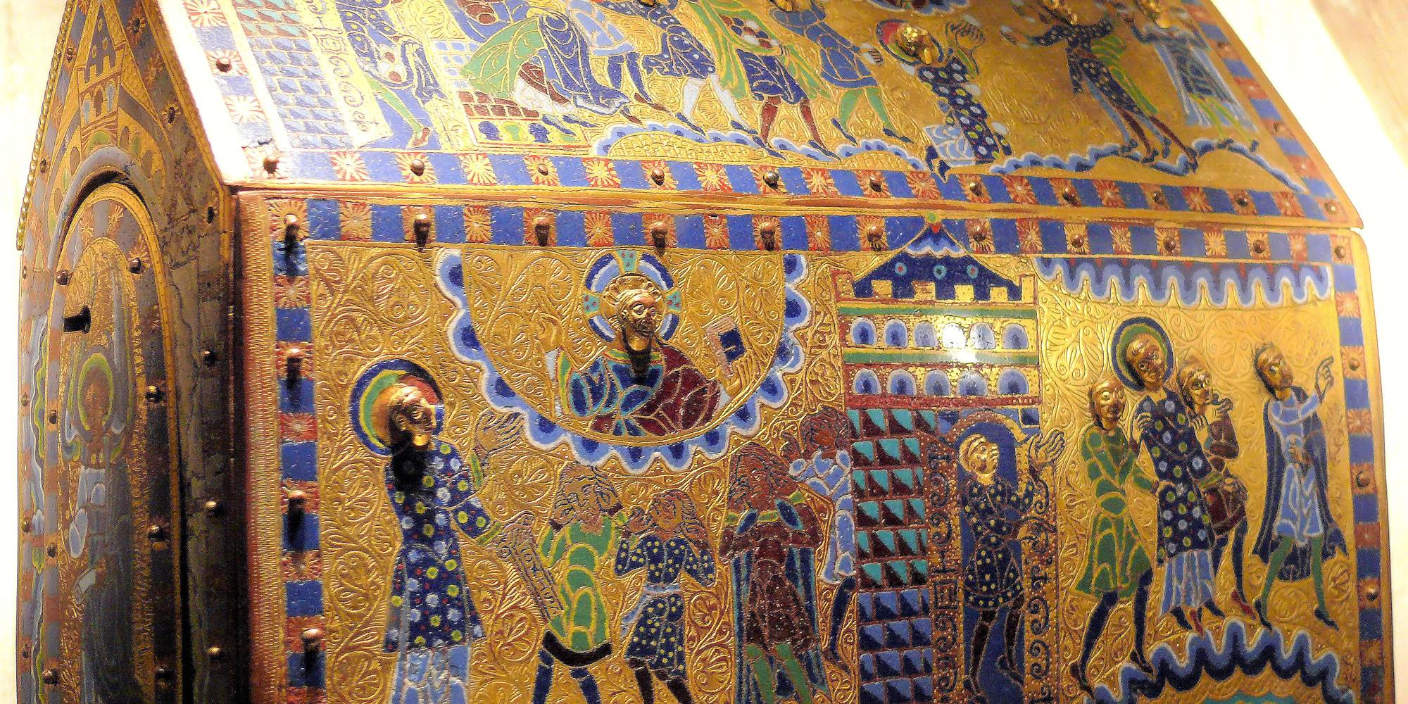 Chasse-reliquaire consacrée à Saint-Etienne (XIIème), en émaux de Limoges, faisant partie du Trésor de Gimel-les-Cascades (19), dans la crypte de l'église St-Pardoux (XIIIème et XVème s.).