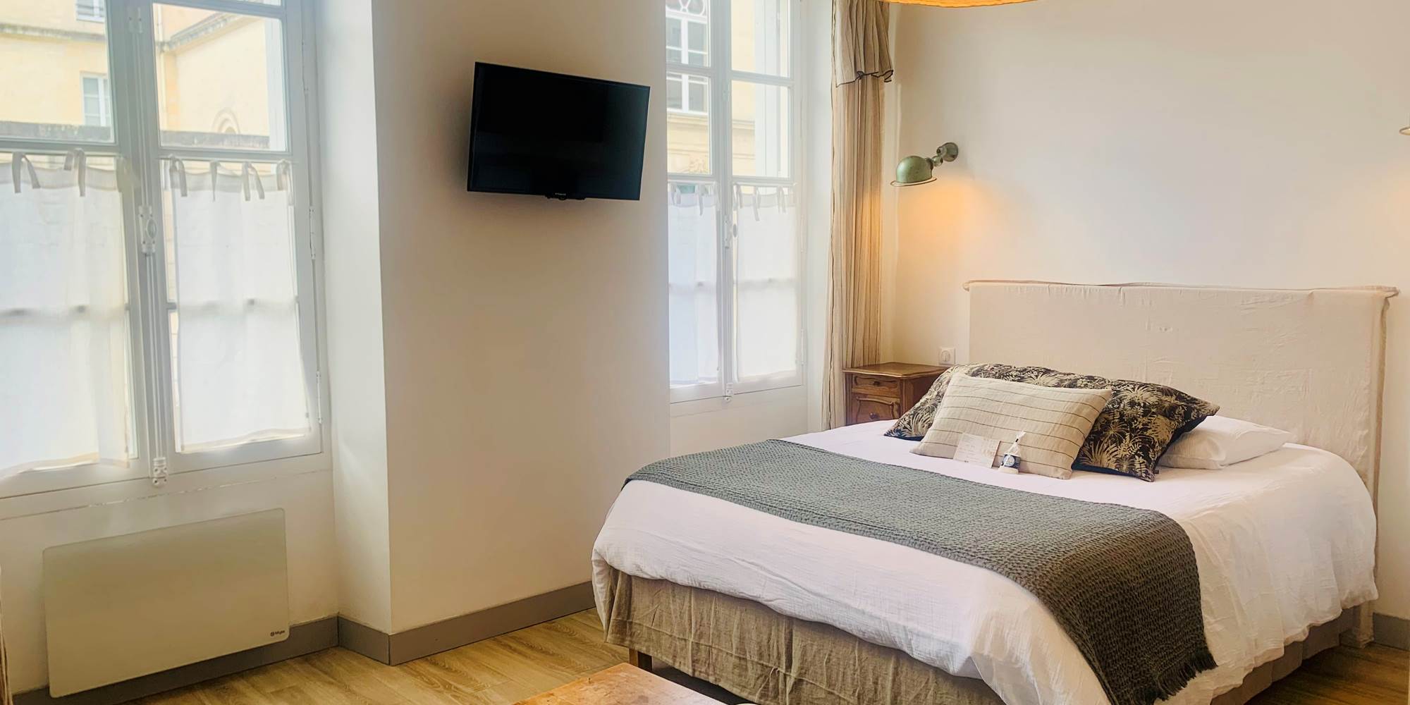 Les appartements du 10 proche Thermes_Rochefort_Tête d' Alouette_ grand lit 160x200