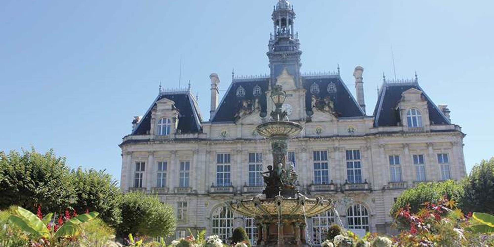 Circuit en petit train touristique, la mairie.