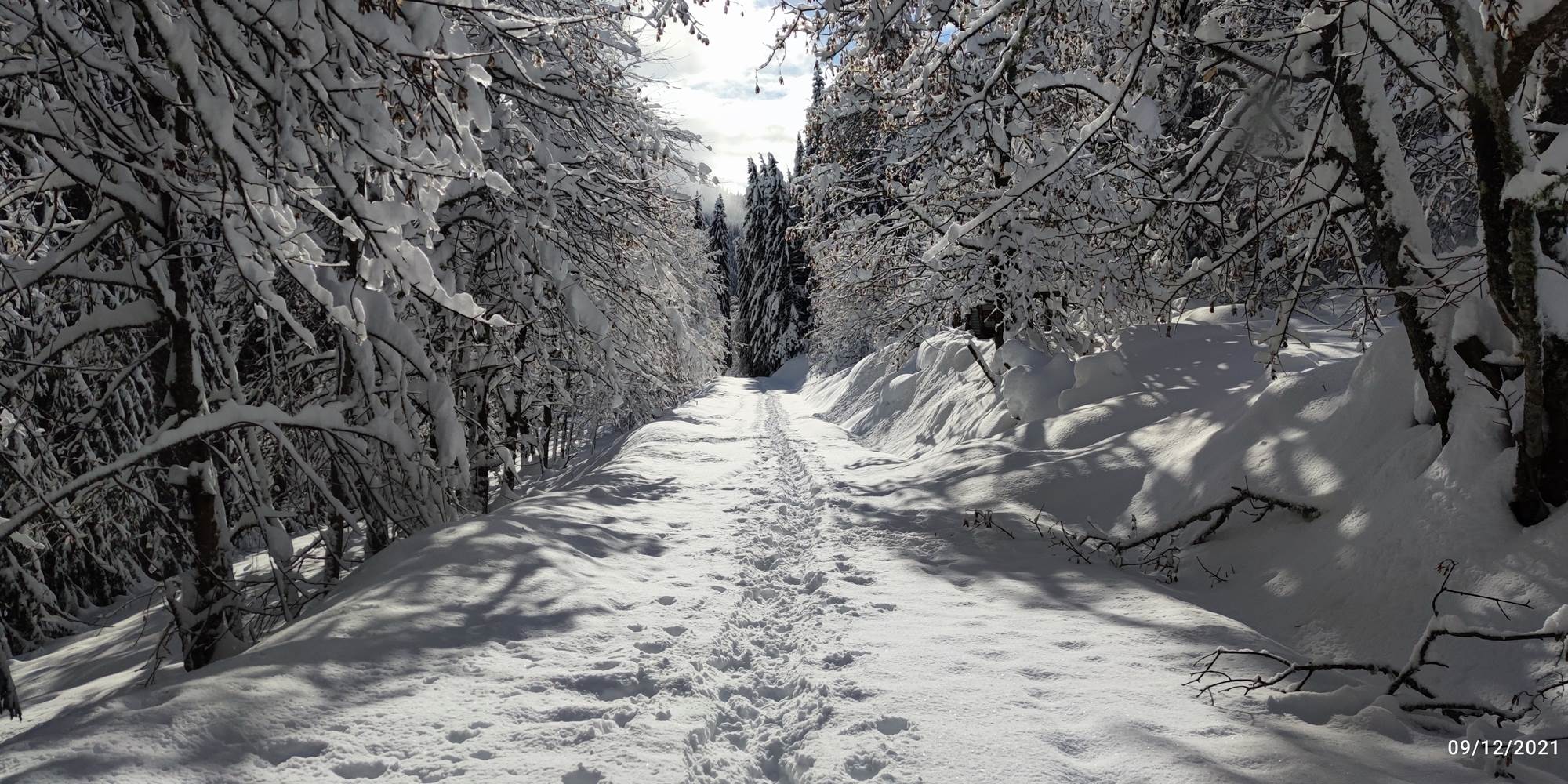 Accès à Beauregard en hiver dans le sens de la descente.