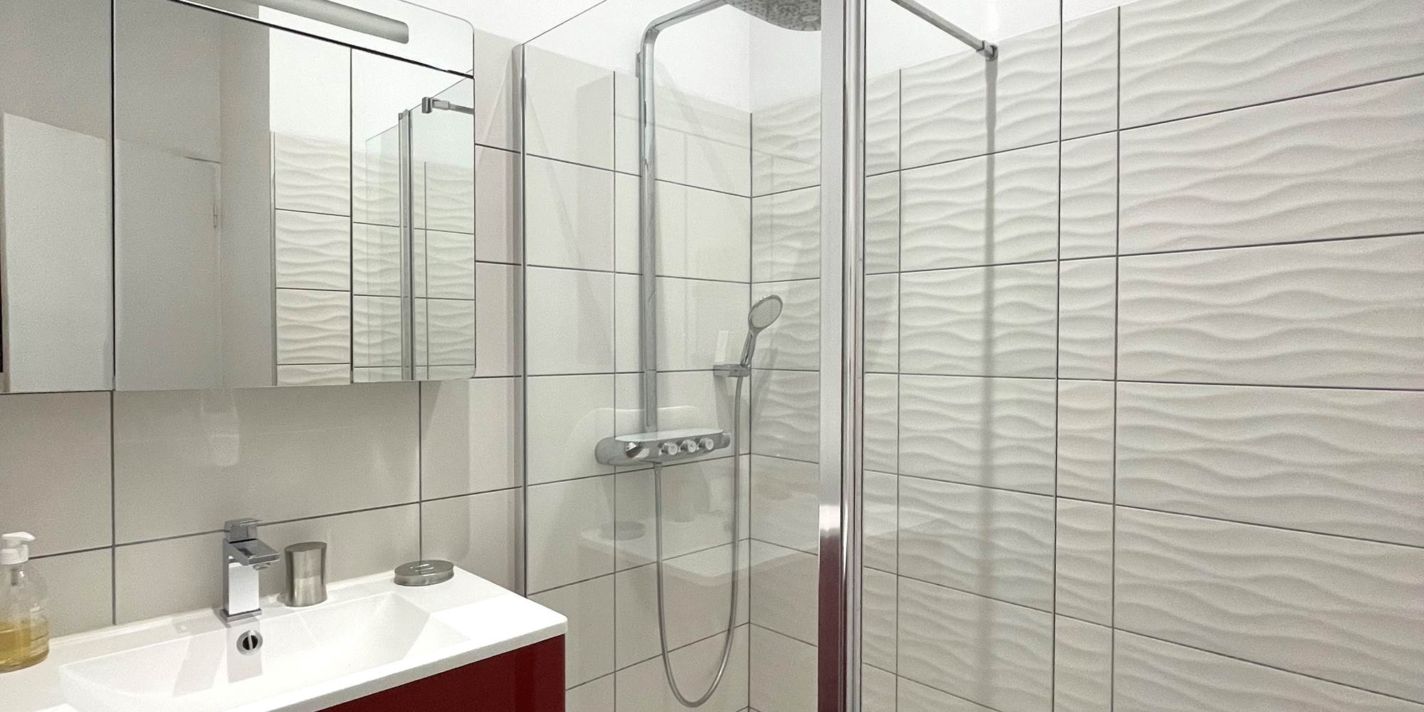 Les appartements du 10 Rochefort près cure thermale_salle d'eau tête d'alouette