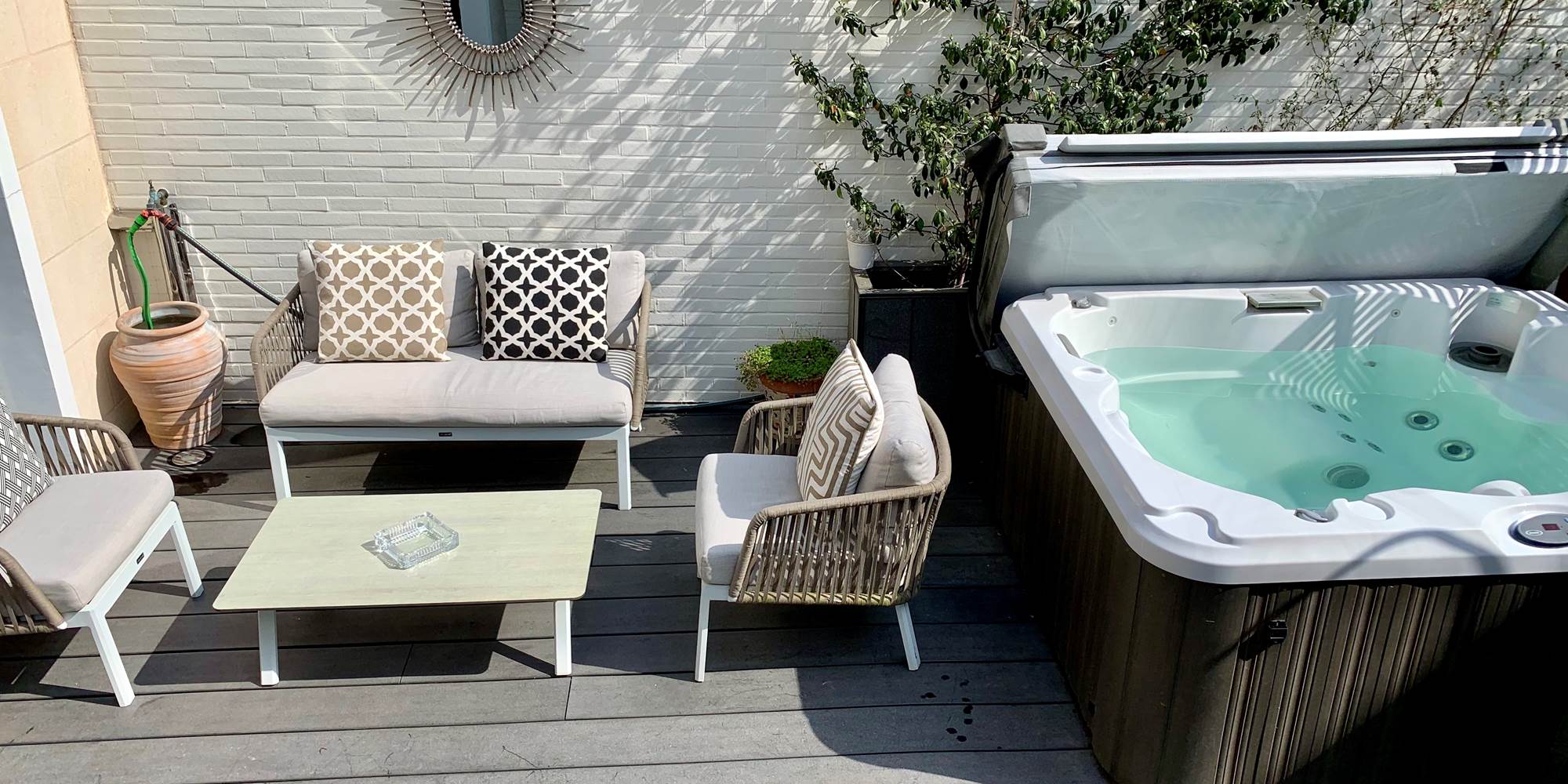 La terrasse avec Jacuzzi.