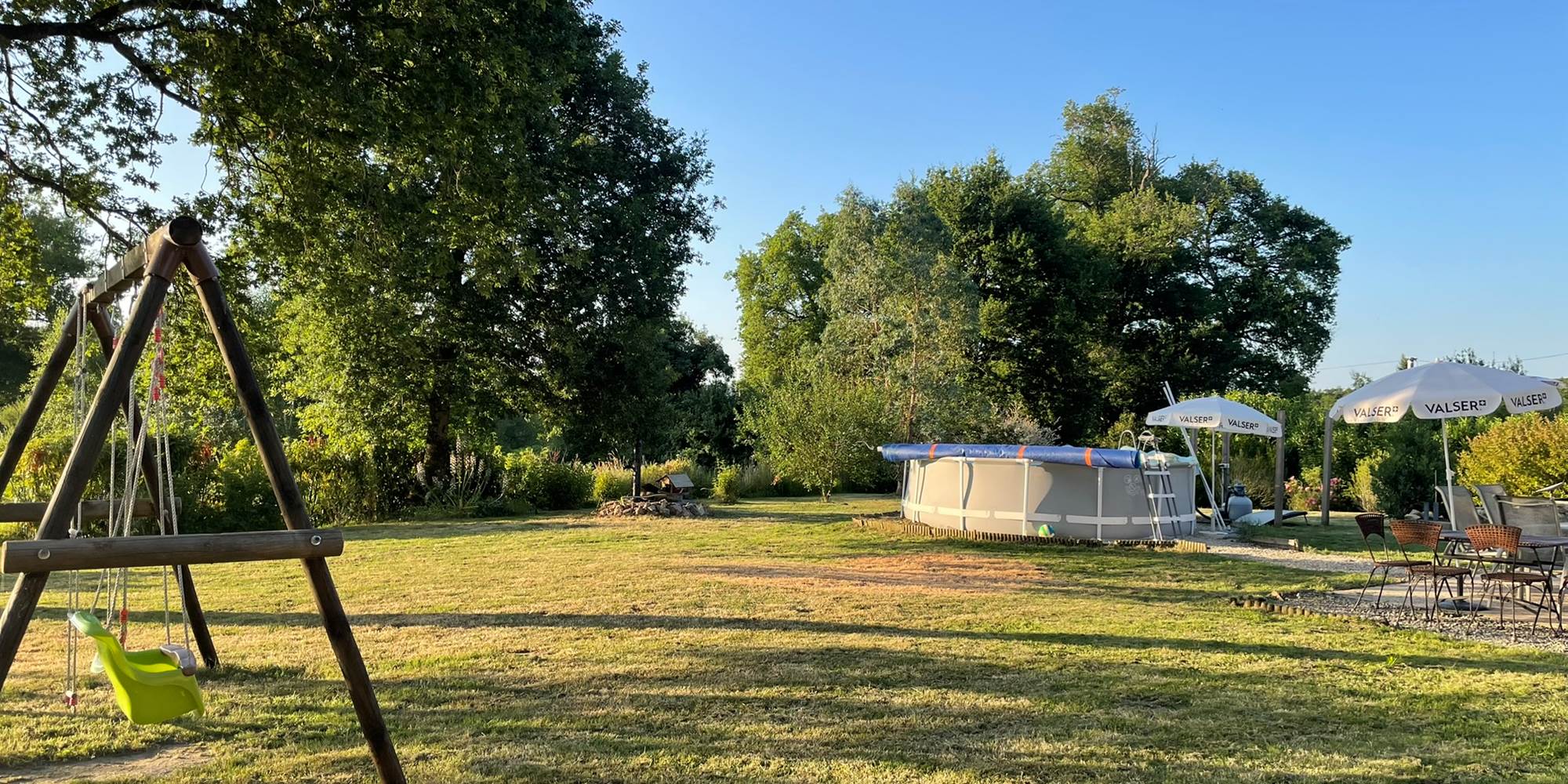 Photo de la piscine et de la balançoire - Chambres d'hôtes La Grange Richard à Dinsac