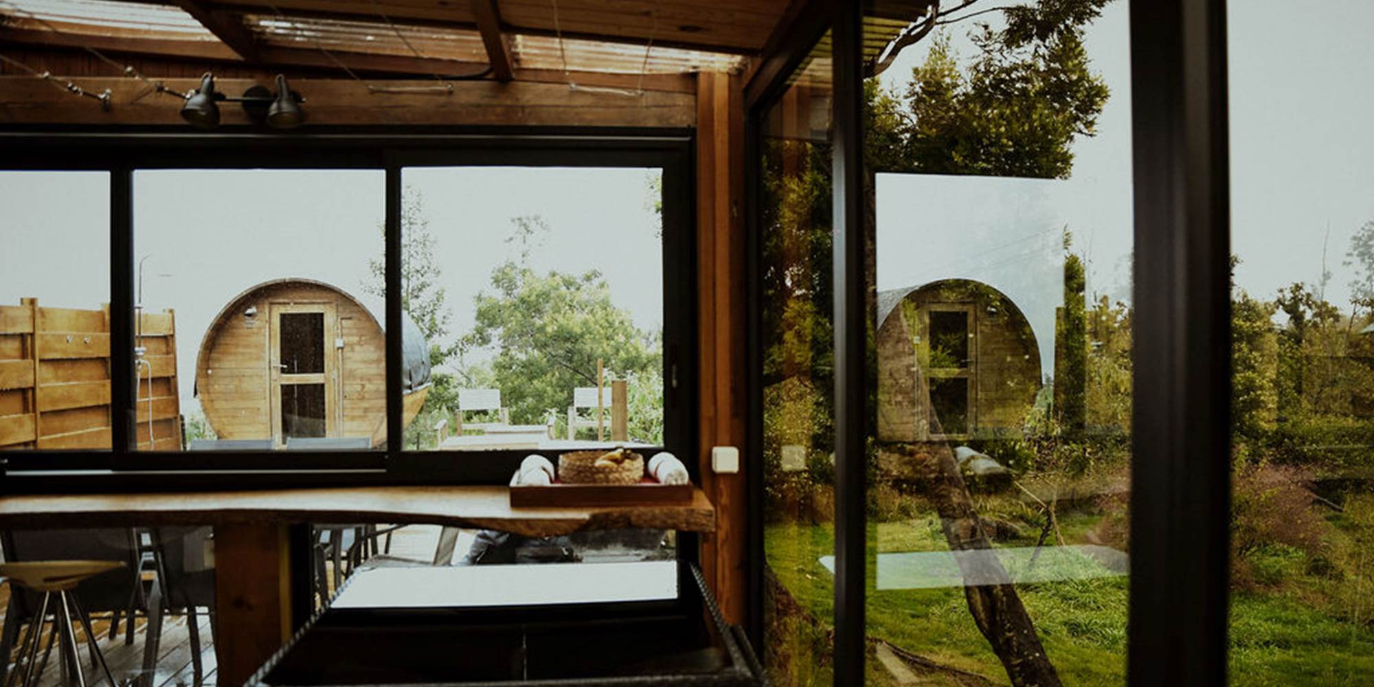 La table d'intérieur, bar d'accés en terrase, et tonneau du sauna