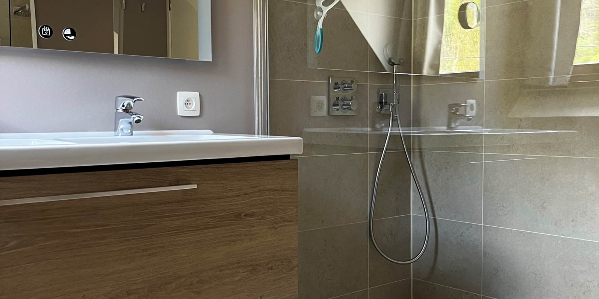 Salle de bain, double évier ,douche à l’Italienne, miroir éclairant anti buée
