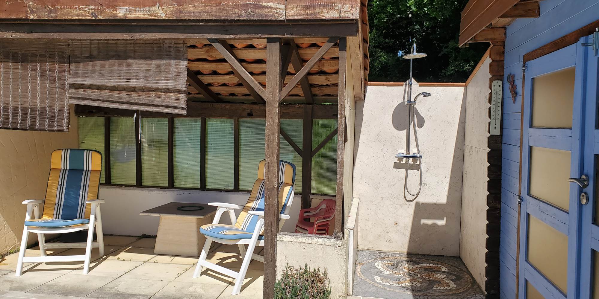 Gîte La Marteille - Douche au bord de la piscine